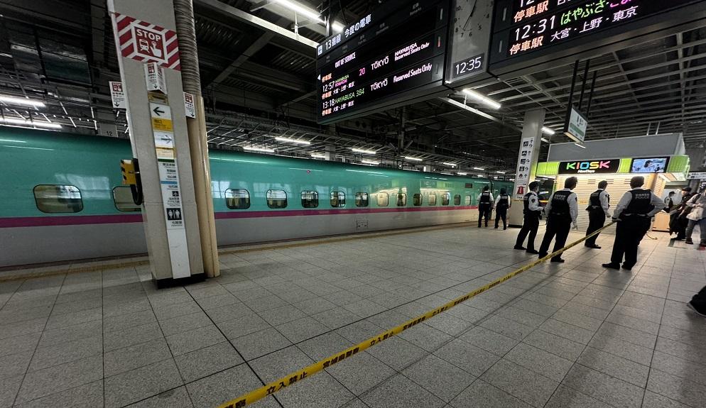 警方圍封出現洩露的月台及車廂。(X)