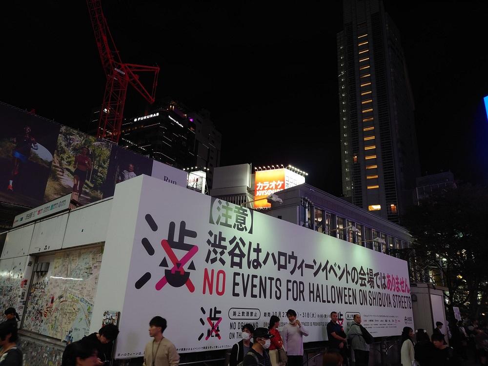 澀谷車站立起巨大的廣告板。(X)