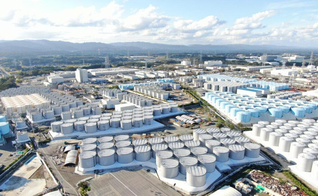 福島第一核電廠外的貯水缸。(網上圖片)