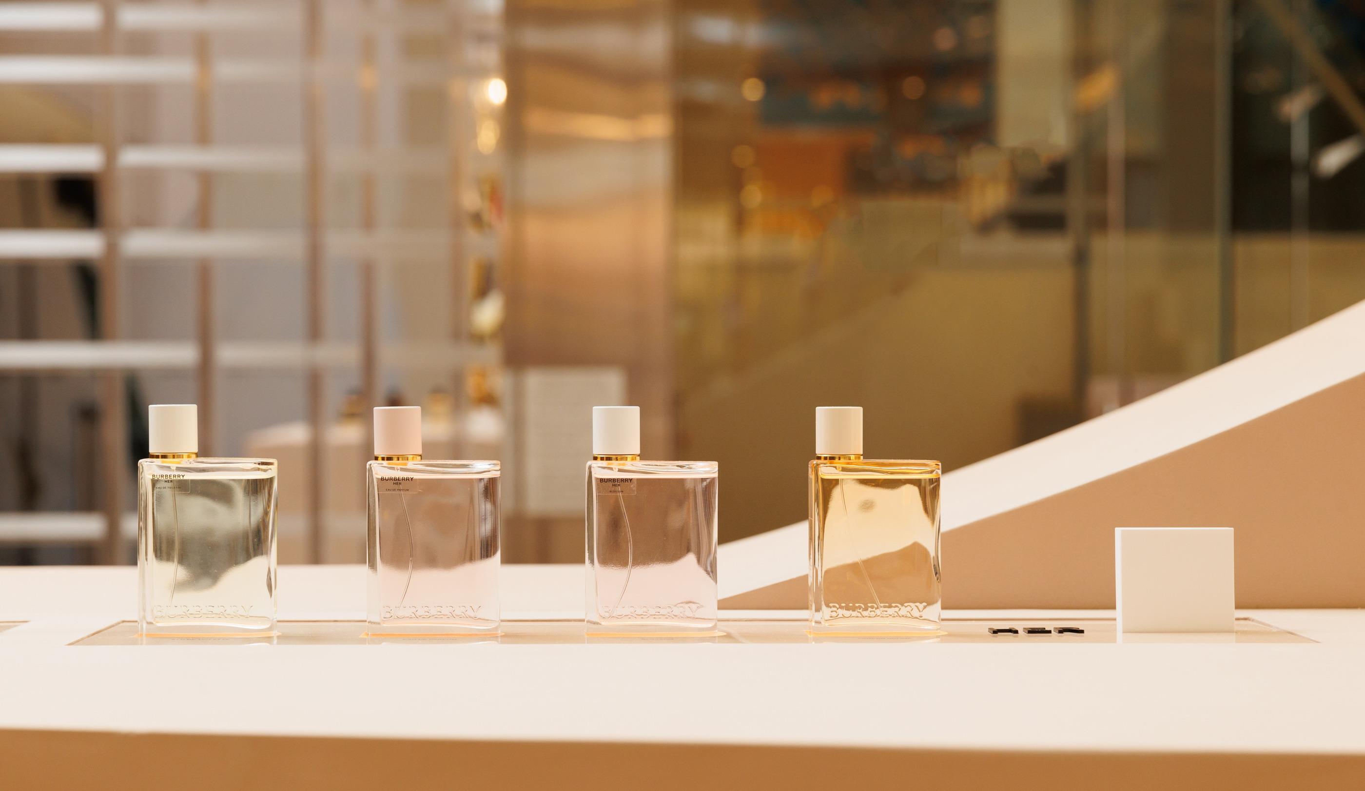 Burberry Beauty限定店登陸尖沙咀,新店展示經典的HER香水系列。