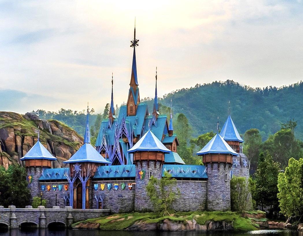 阿德爾城堡彷如《魔雪奇緣2》電影莊嚴地矗立於港口旁邊,守護著阿德爾居民。(香港迪士尼提供)