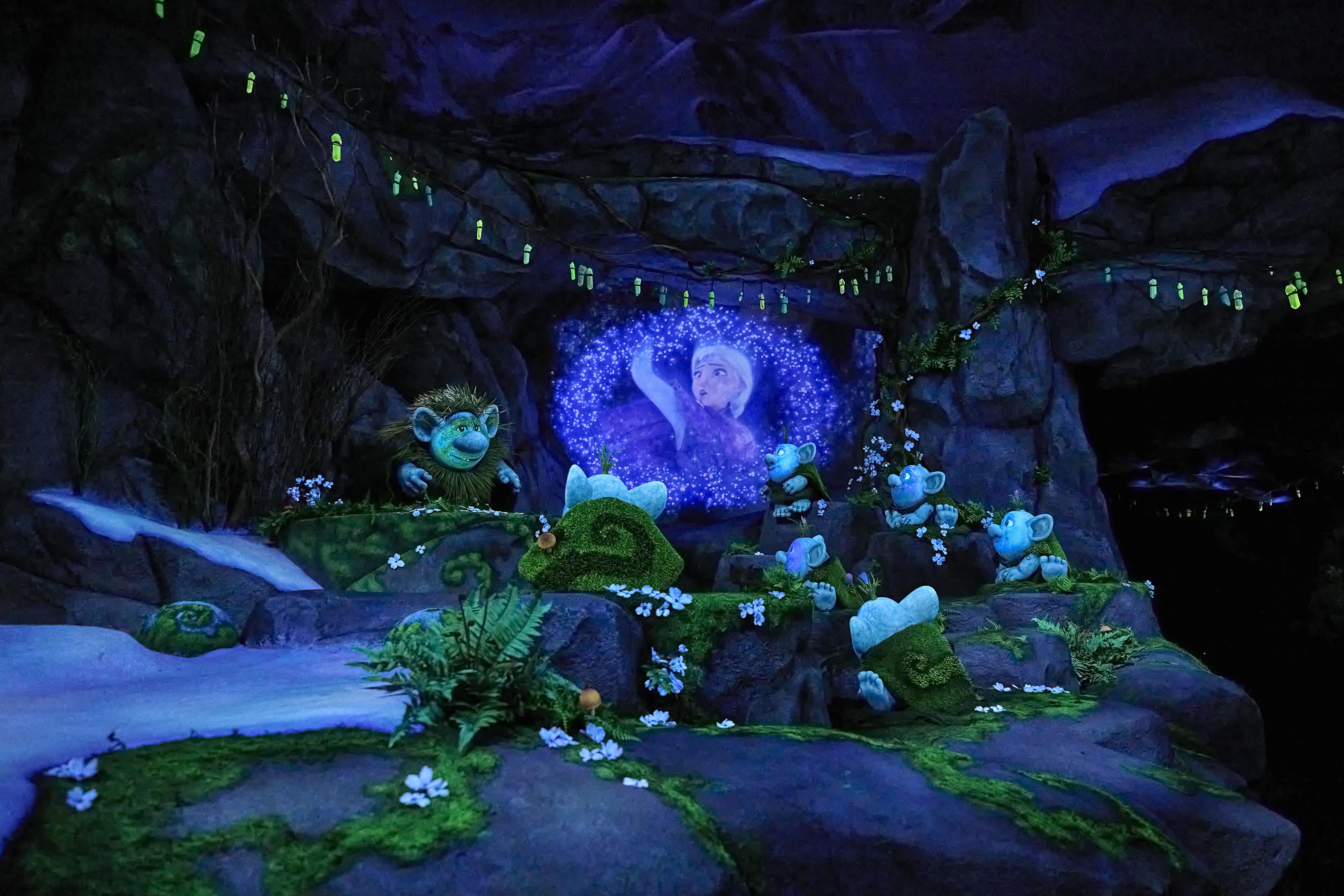 在遊樂設施「魔雪奇幻之旅」中,賓客將坐上木船,穿越北山並參觀愛莎的冰雪皇宮,展開一段奇幻的歡樂旅程。