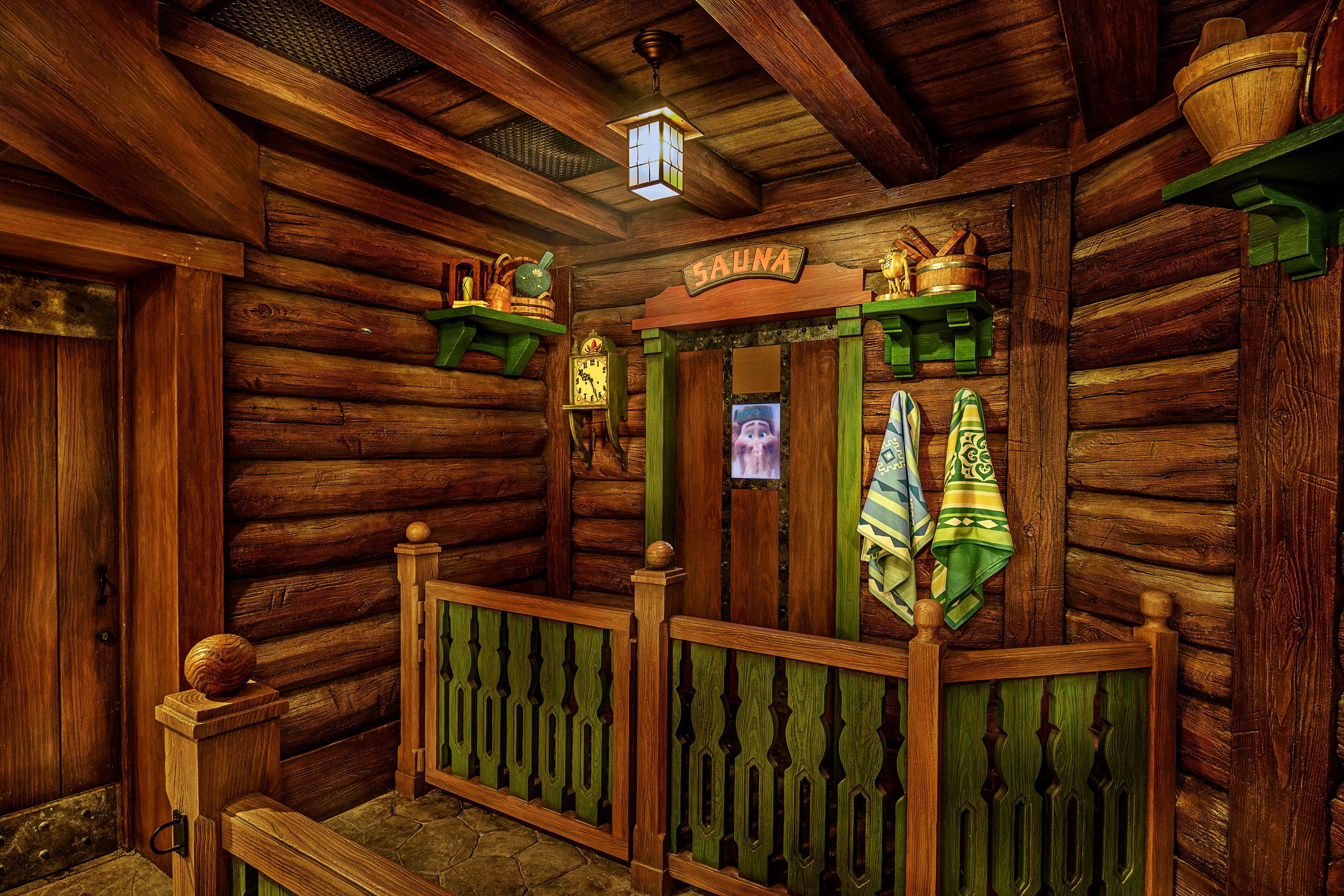 賓客進入雪嶺滑雪橇的等候區,將會看到奧肯的桑拿浴室。