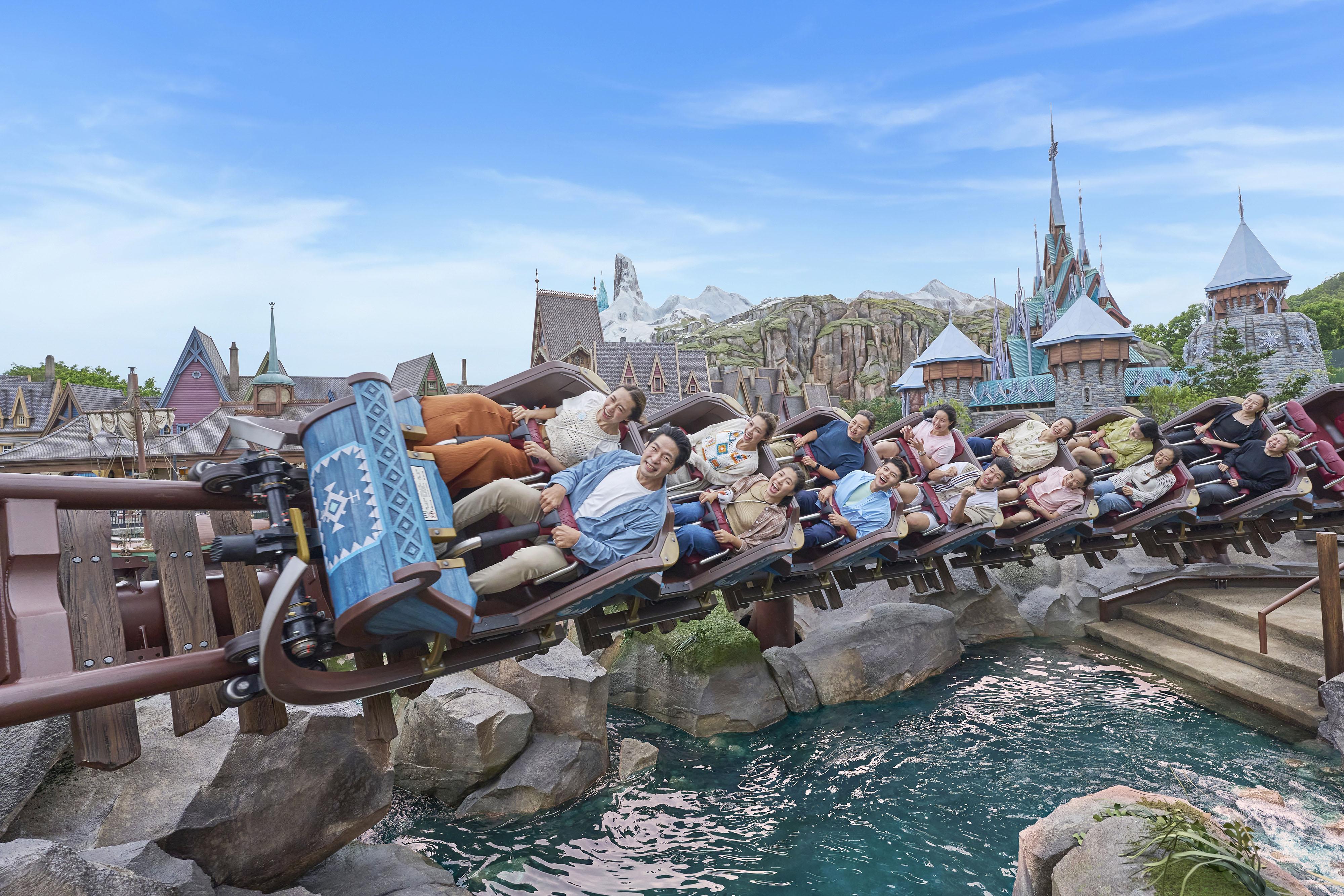 走入「奧肯交易站」玩「雪嶺滑雪橇」過山車。