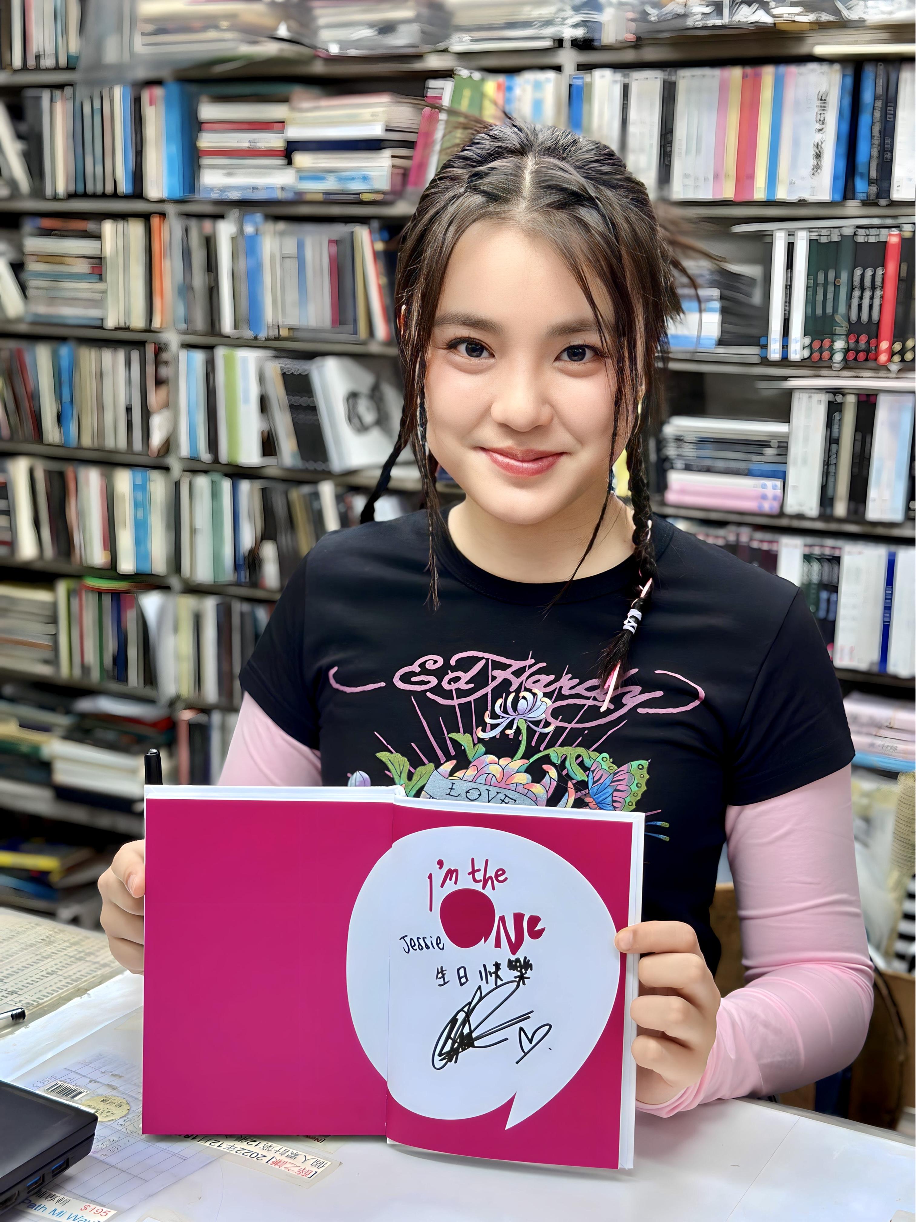 Chantel姚焯菲首本個人相集《ONe》大受歡迎全數售罄 登銷量榜首