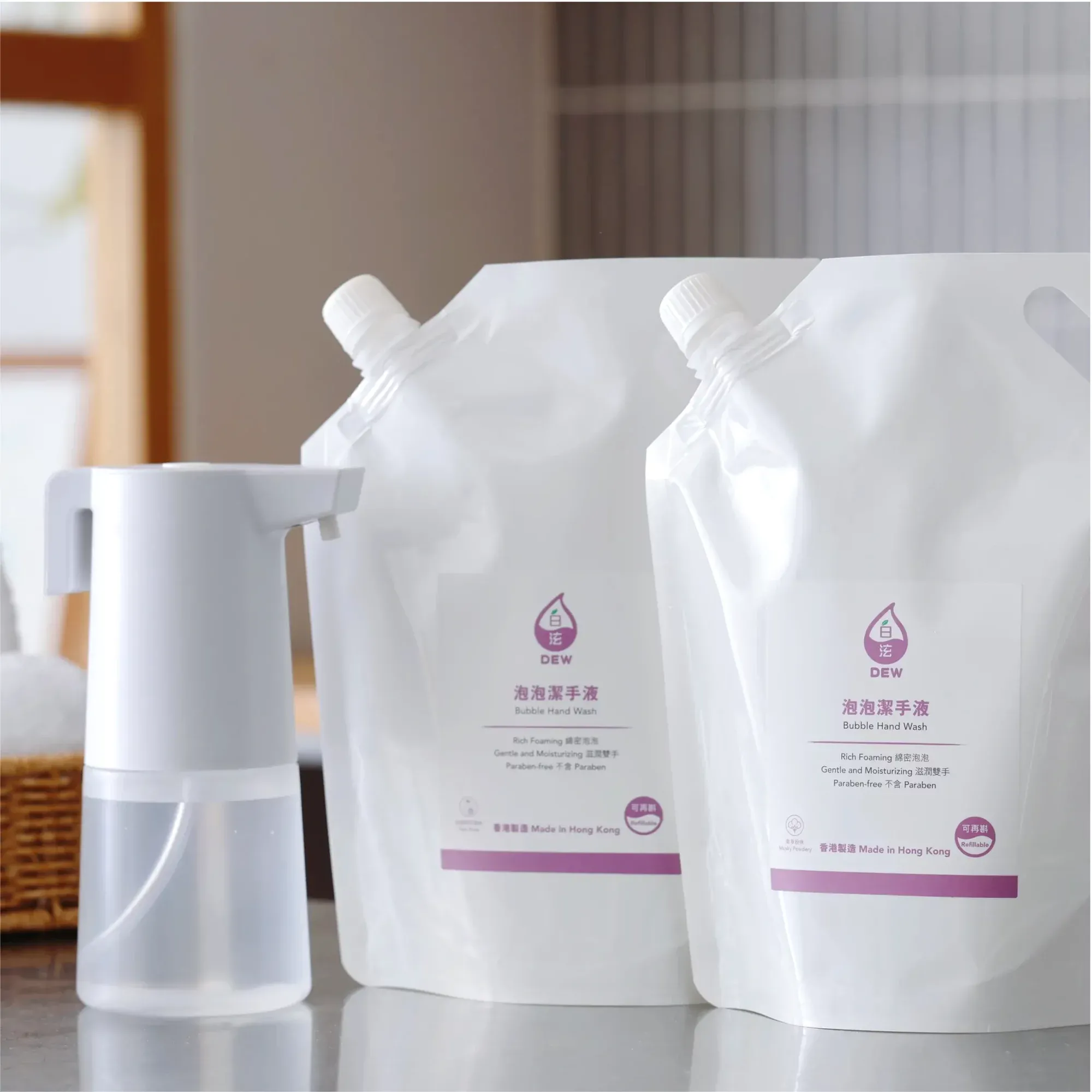 HTH白泫泡泡潔手液套裝HK$198|香港製造,包含白色或木紋免觸式自動 感應泡泡潔手液機,以及英國梨玫瑰或爽身粉味以供選擇,有效清潔雙手,並 帶來舒適清新的香氣。