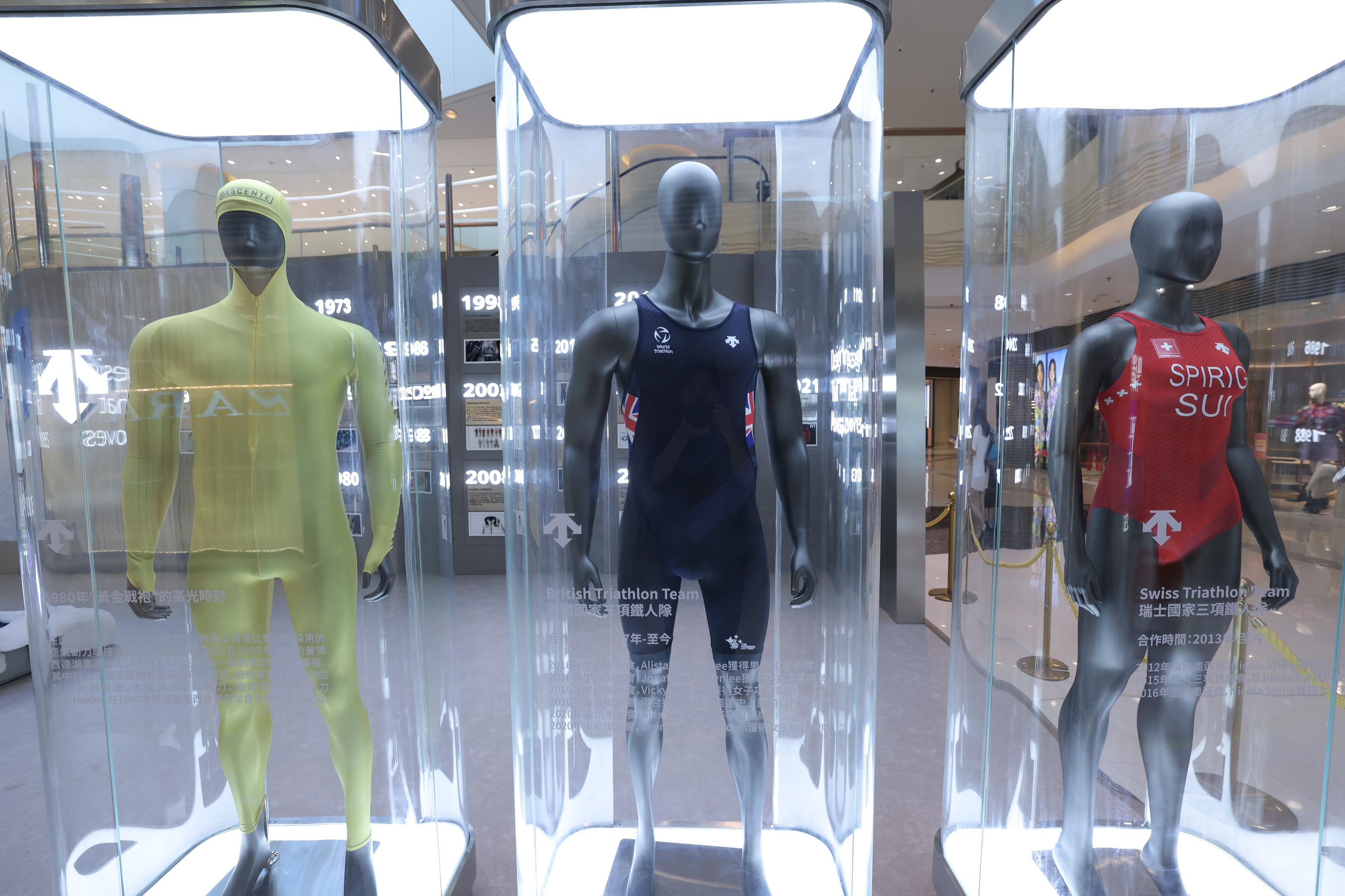 為慶祝新店開幕,DESCENTE於圓方一樓舉辦期間品牌歷史展覽,陳列DESCENTE贊助不同國家的滑雪比賽服及三鐵代表隊比賽服。