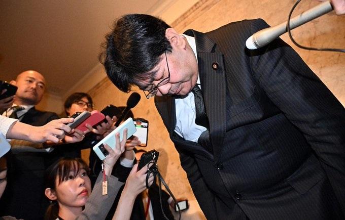 山田太郎受訪時道歉。