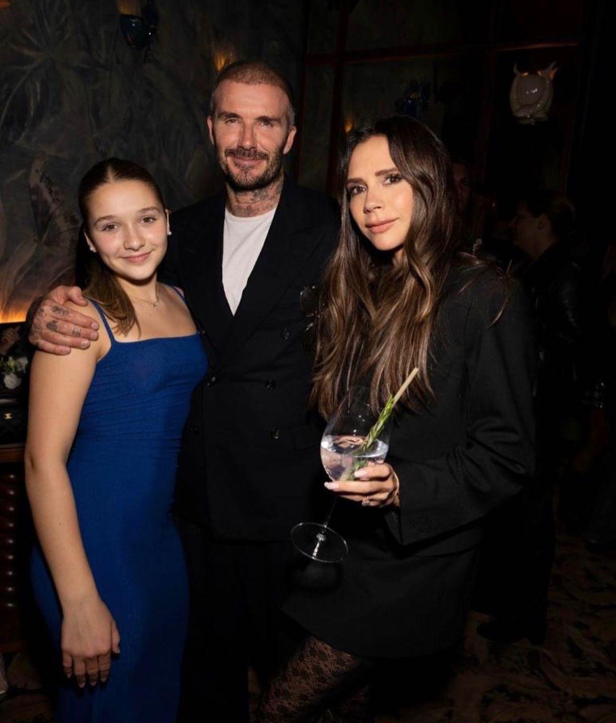 哈七穿藍色吊帶長裙出席媽咪的時裝騷,成為全場焦點。