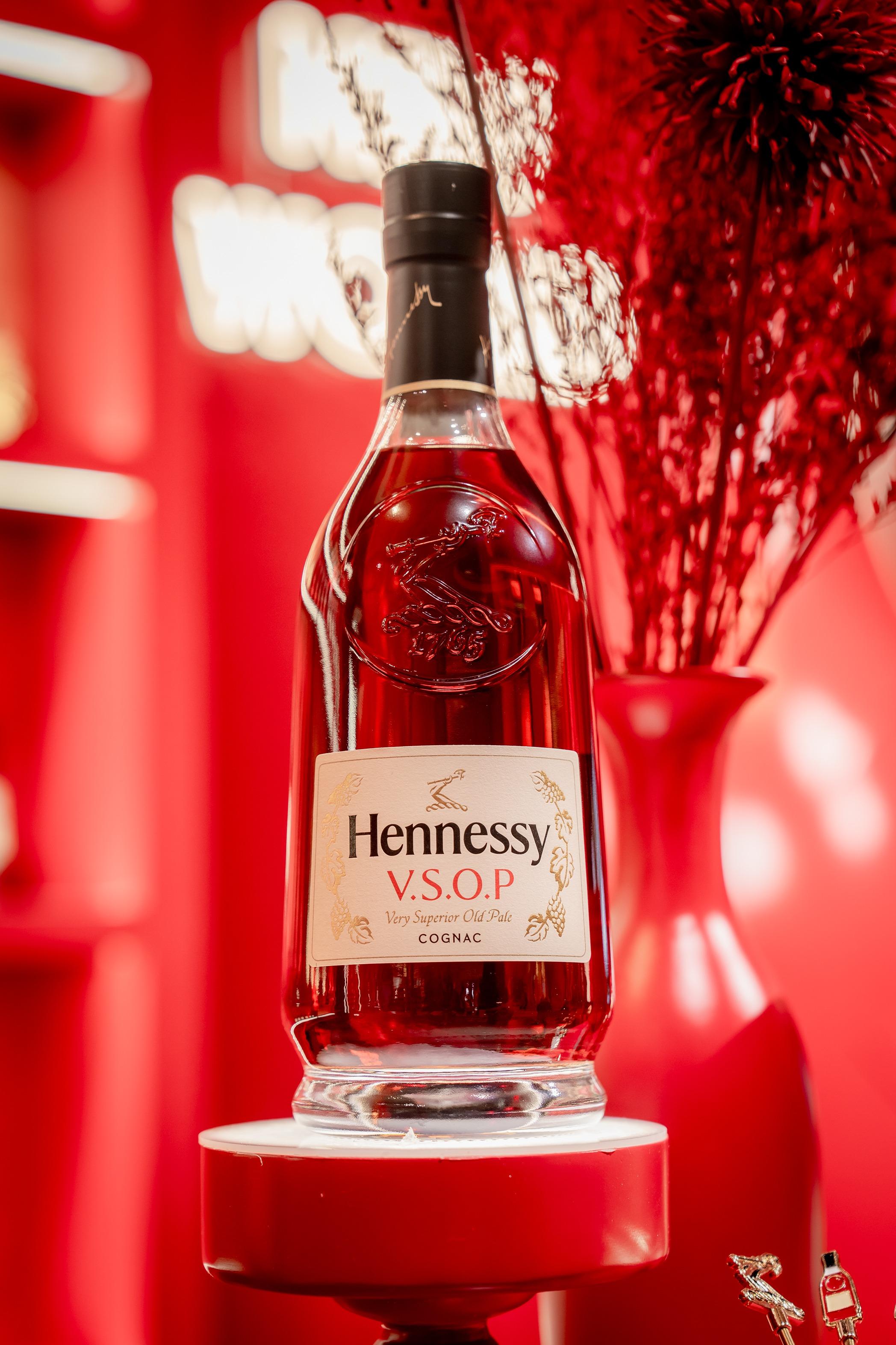 澳門好去處|軒尼詩V.S.O.P期間限定店 抽角色牌有機會獲限量鷄尾酒