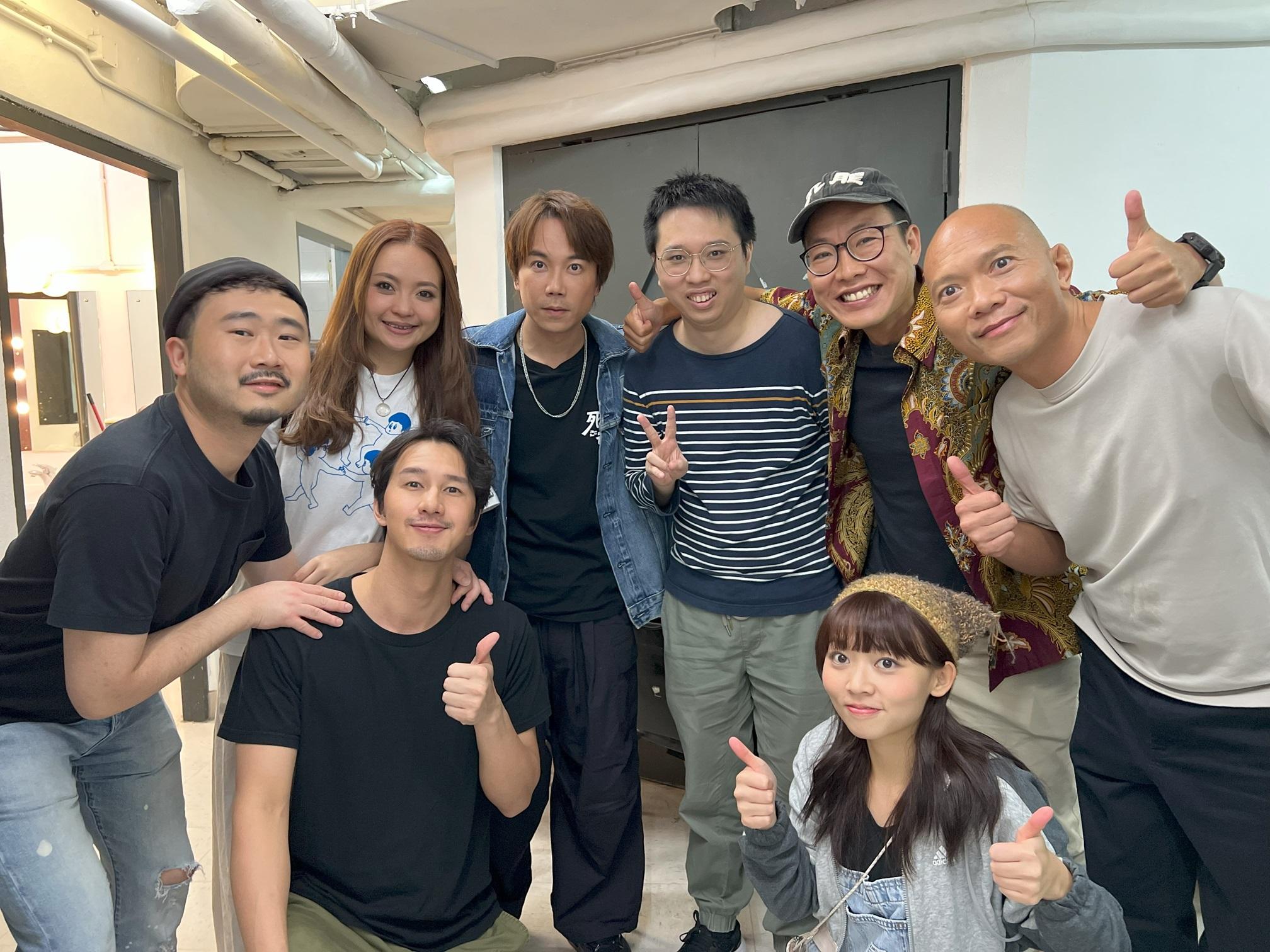 東方昇和Dickson等入場支持《死鬼老婆》,與恆仔、麥東和童童等合照。