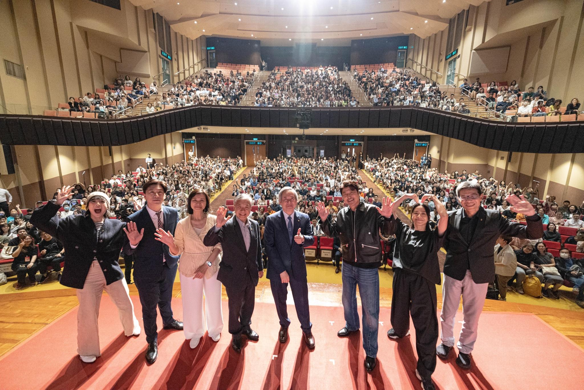 康城影帝宋康昊來港出席「大師班」活動,與全場逾千觀眾大合照。