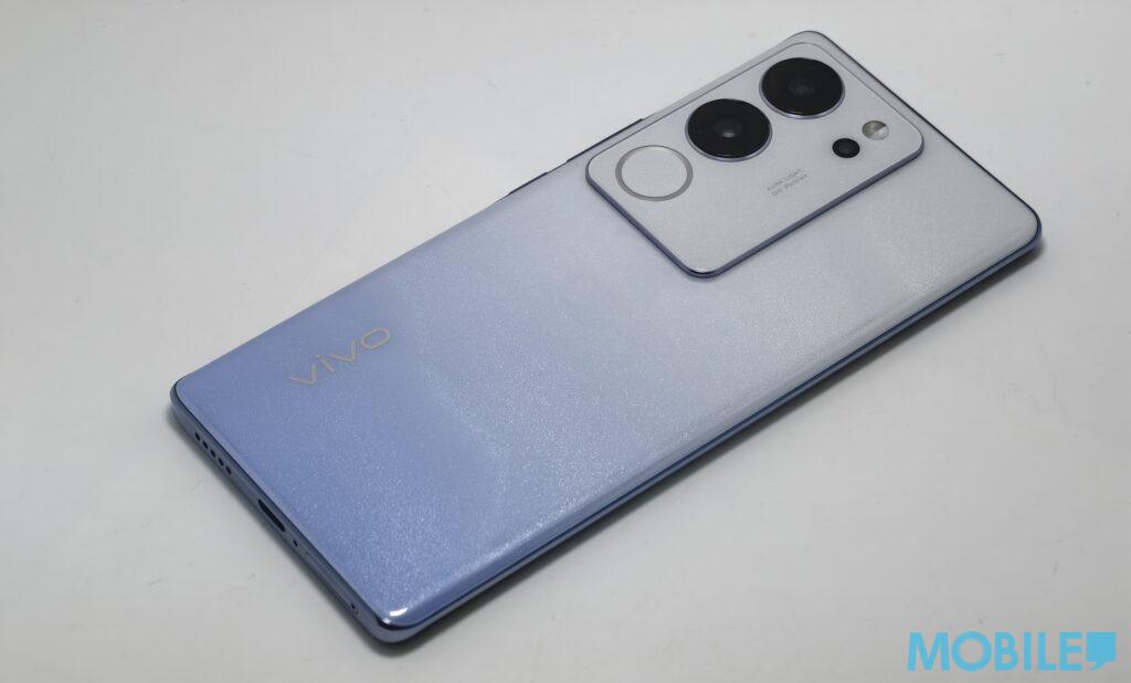 vivo V29 5G星河紫色的機背是將微小的磁粒混入機背上,透過磁性控製粒子的排列,營造出繁星滿天的效果,而鏡頭模組就設在機背的左上方。(Mobile Magazine圖片)