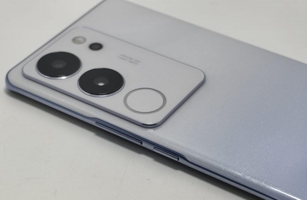 vivo V29 5G音量鍵及電源鍵設於機身右側。(Mobile Magazine圖片)