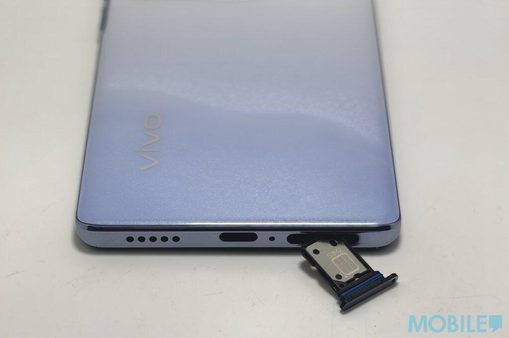 vivo V29 5G機身底部設有USB-C 充電接口、揚聲器及SIM卡槽。(Mobile Magazine圖片)