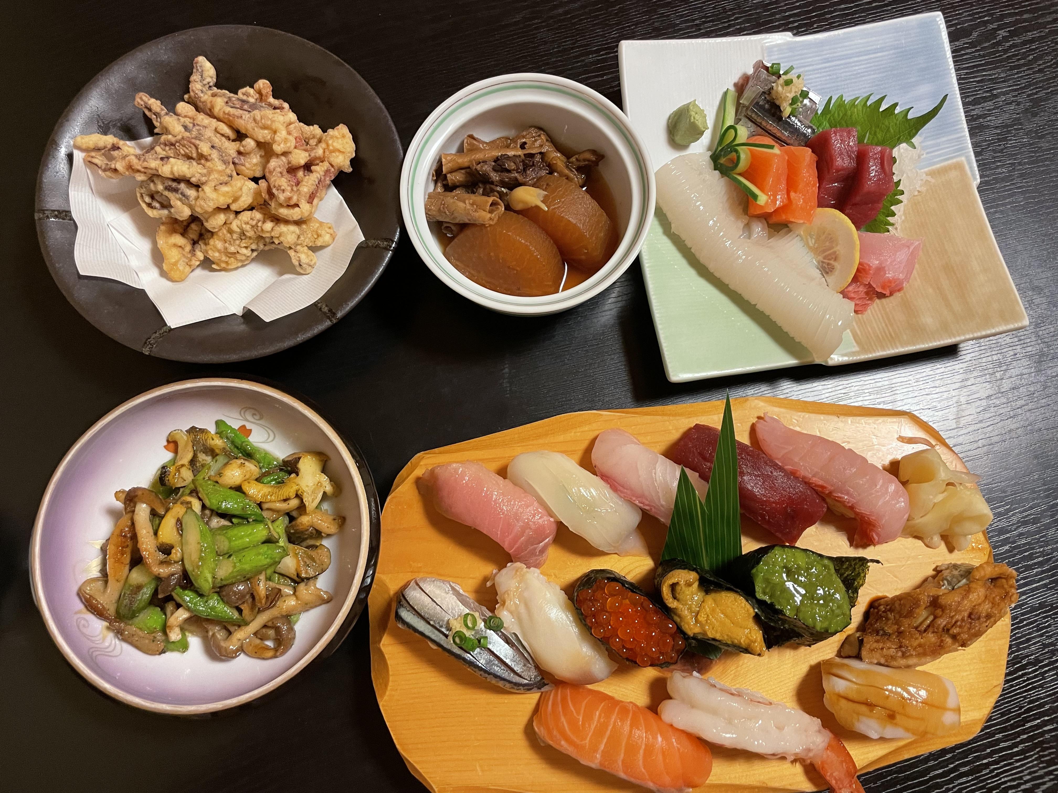 菜單種類非常豐富,有齊壽司、熟食等等。