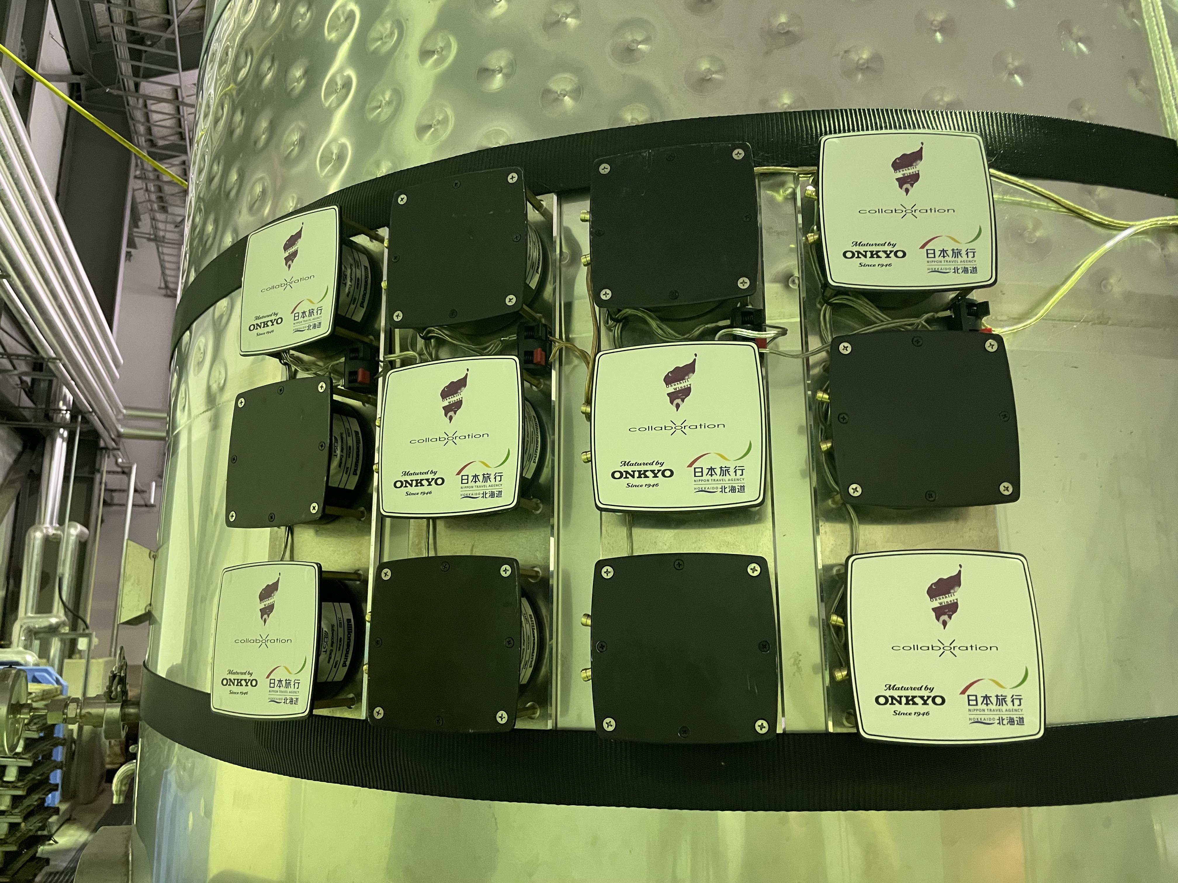 最近他們更與日本音響製造商合作,釀酒的同時在紅酒桶內播歌。