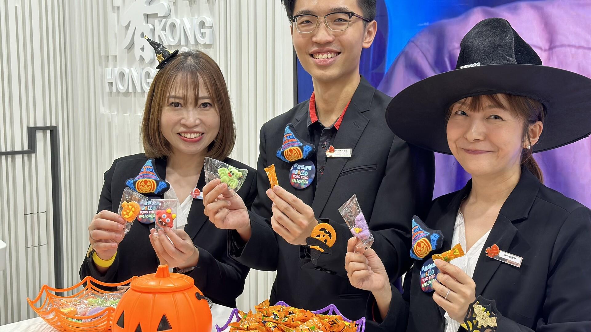 旅客可於旅客諮詢中心玩Trick or Treat。(旅發局提供)