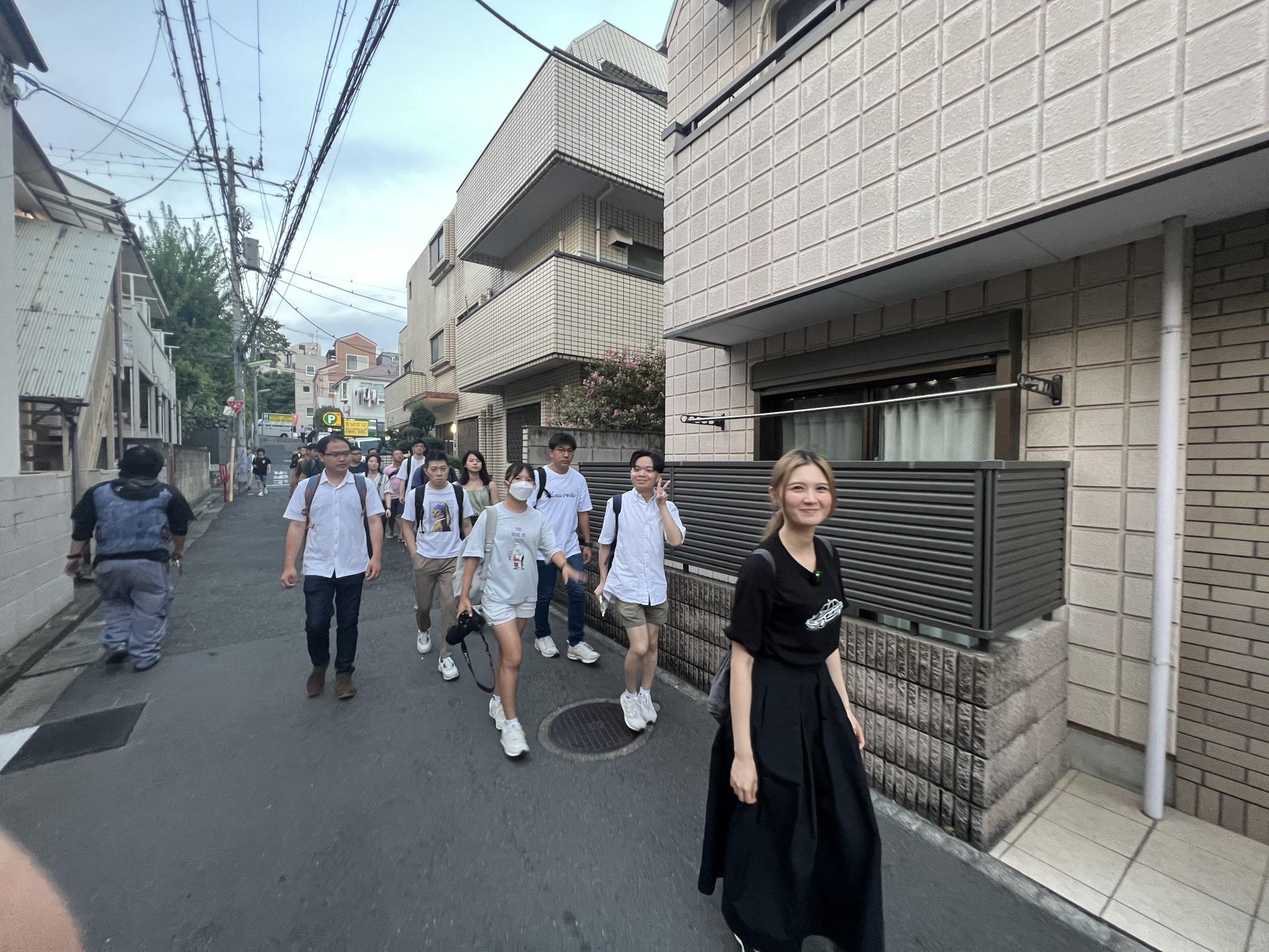 黃妍於日本舉行mini tour,帶fans遊覽《哀傷的作者》MV的拍攝地標。