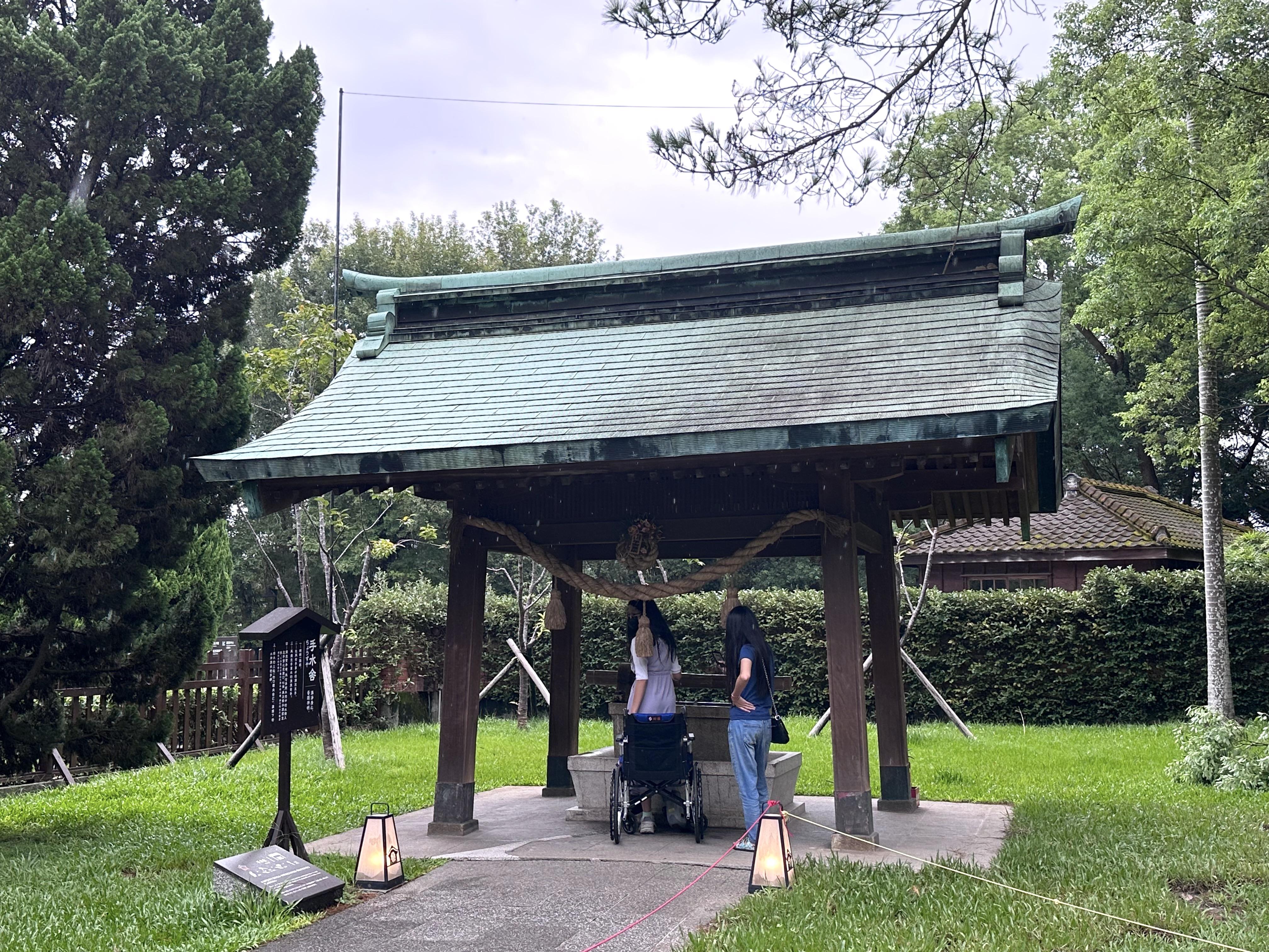 手水舍,進入神社參拜前,須先行洗手、漱口藉以清淨身心。