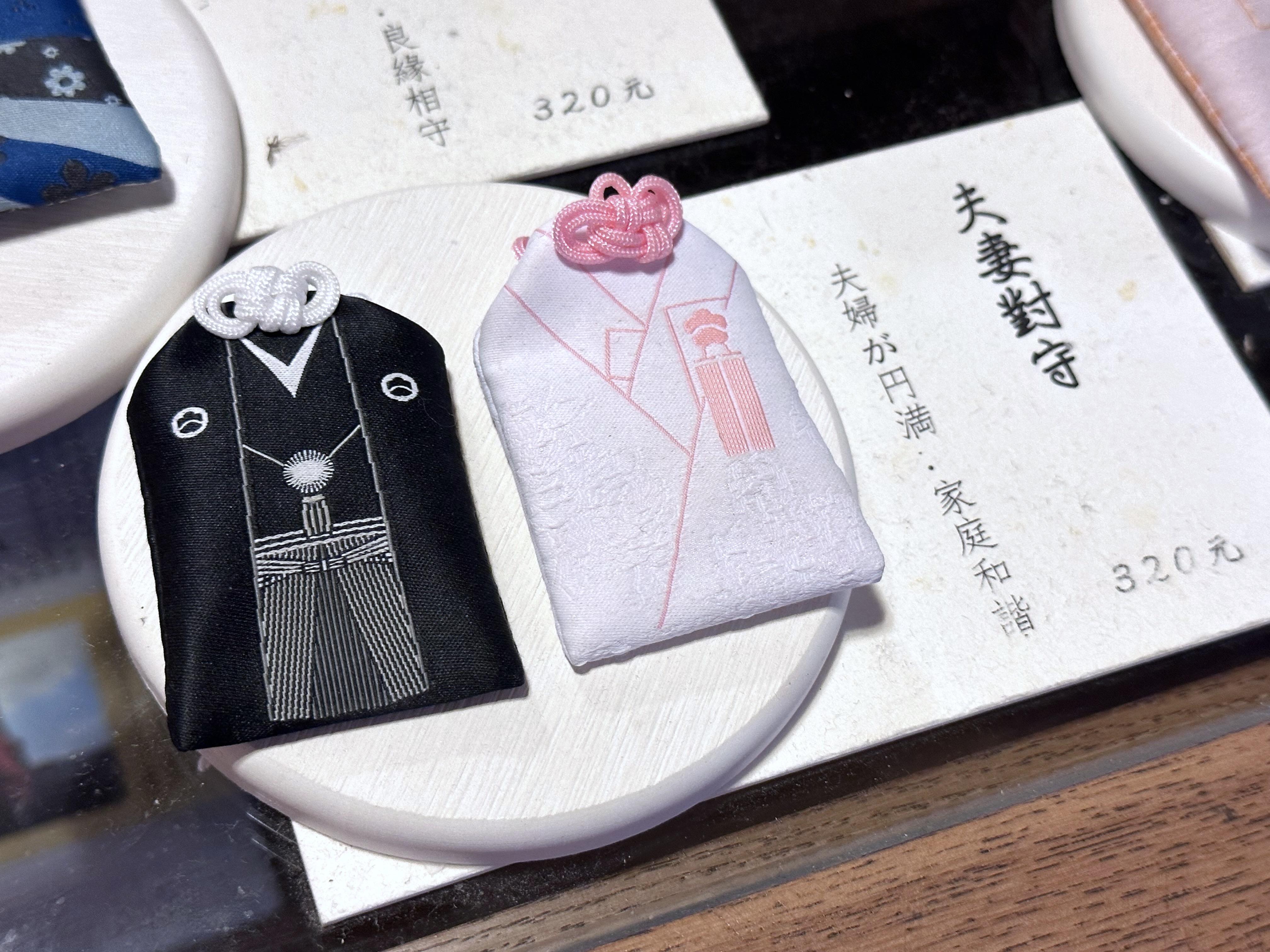 迴廊盡頭的「御祈禱頒布所」有售各式御守、繪馬和風鈴。