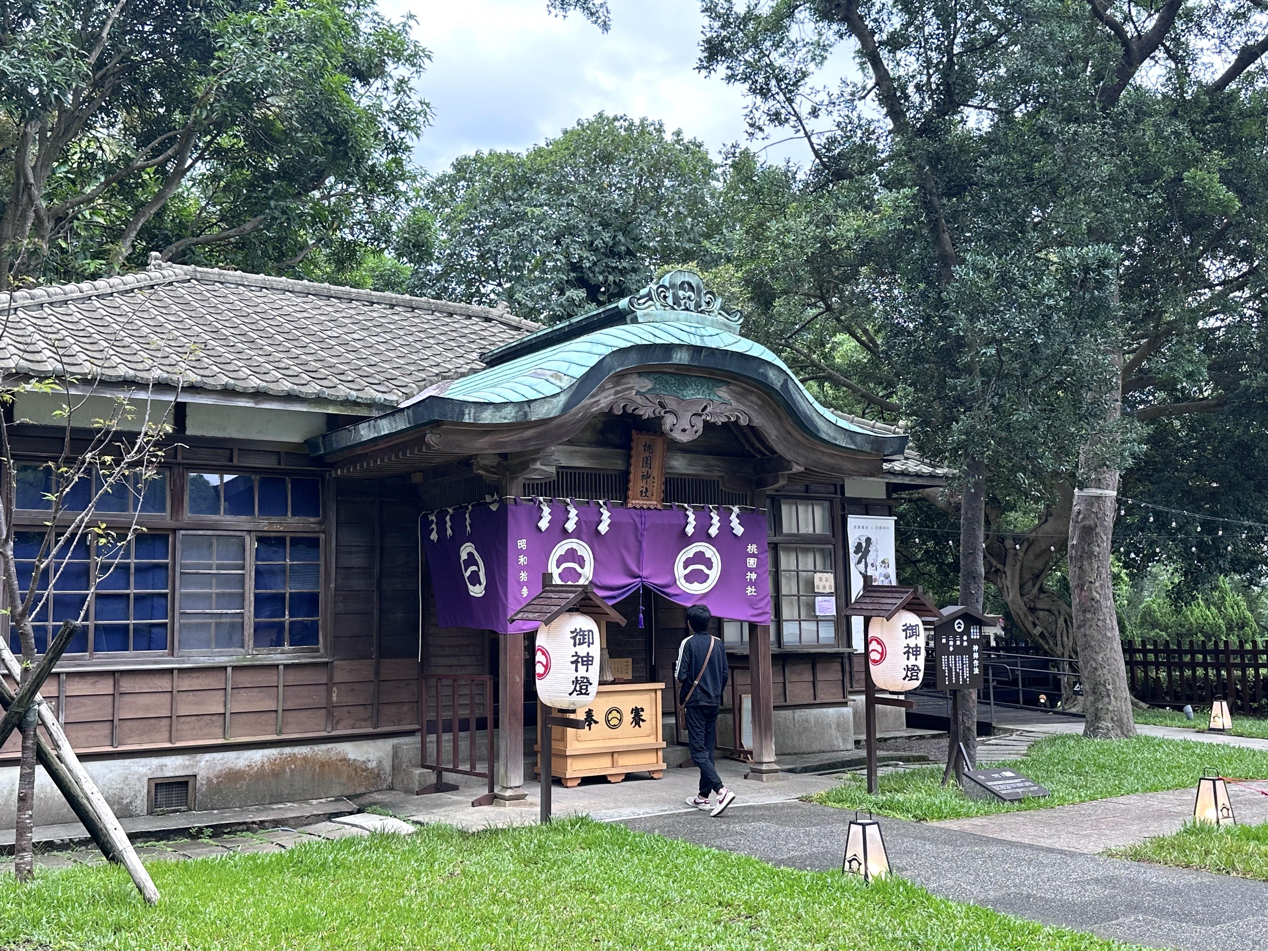 新拜殿原為社務所,屬典型的唐破風造型。