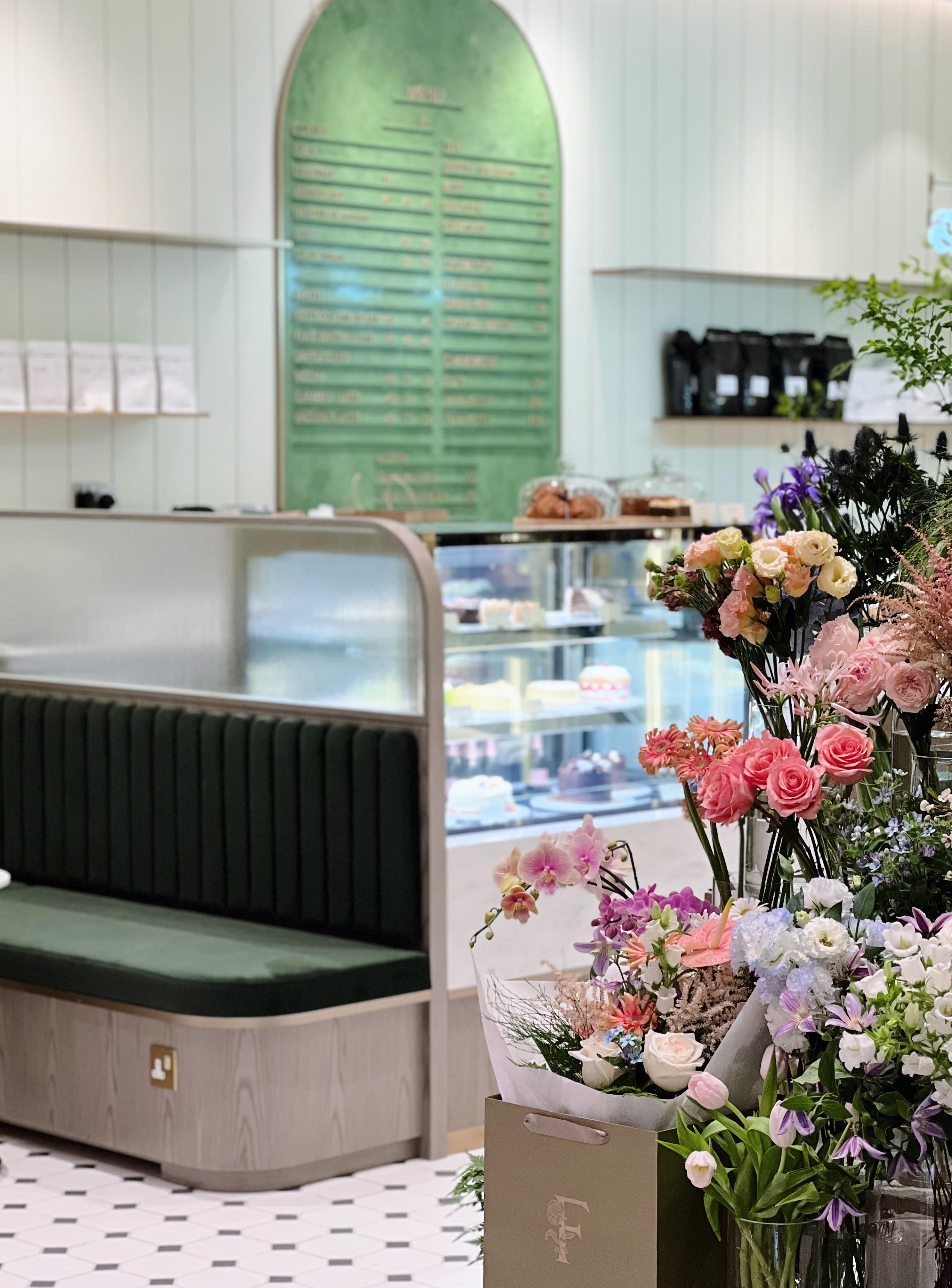 品牌名字「Fleuria」源自法文 Fleur,為「綻放」(Bloom) 的意思,代表花卉盛開的時期。