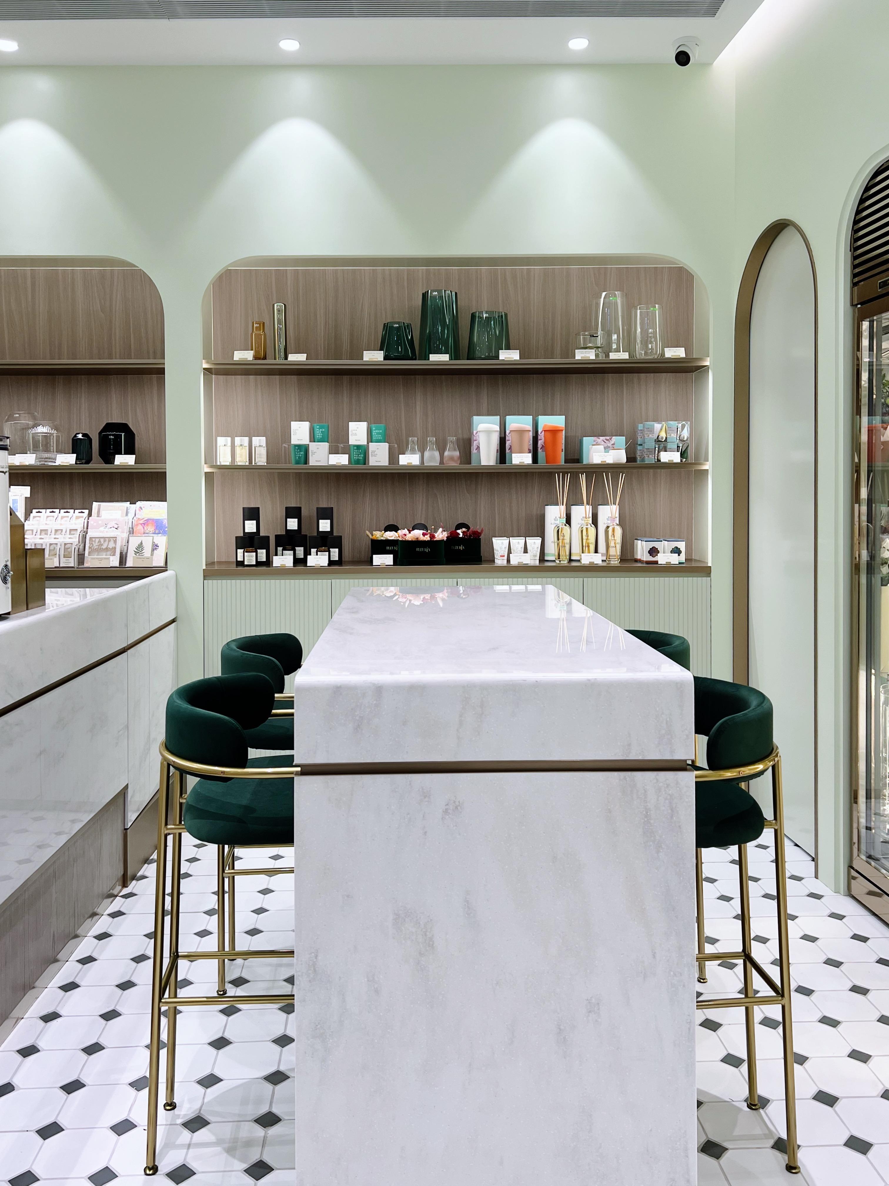 入咖啡室的室內設計及裝飾元素,客而花藝師於工作臺即席製作花束的畫面,讓一室瀰漫着一種治癒而寧靜舒心的氣息。