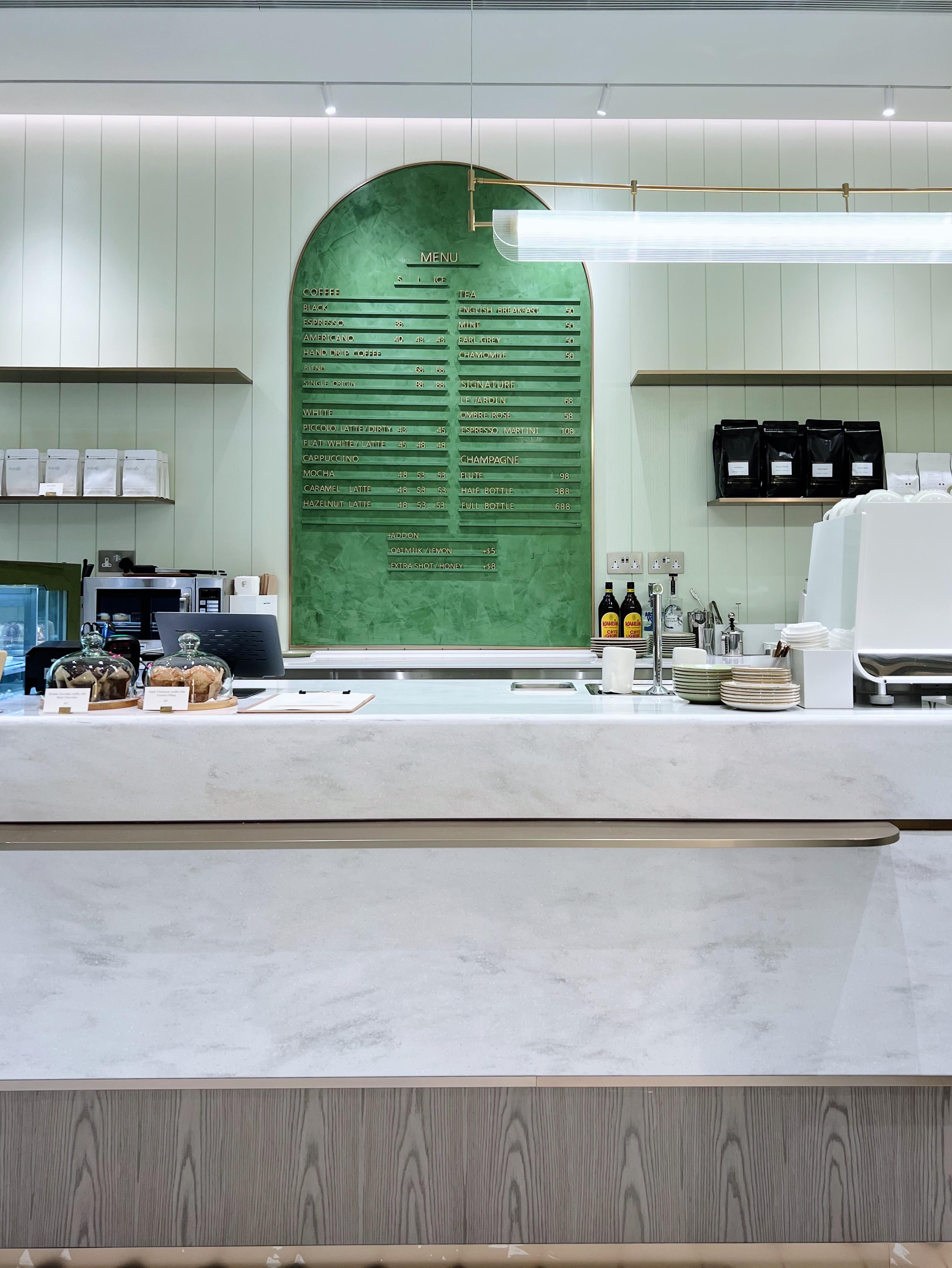 Fleuria 將花藝與餐飲結合,咖啡店內的飲品及特飲,均與花有着密不可分之關連。