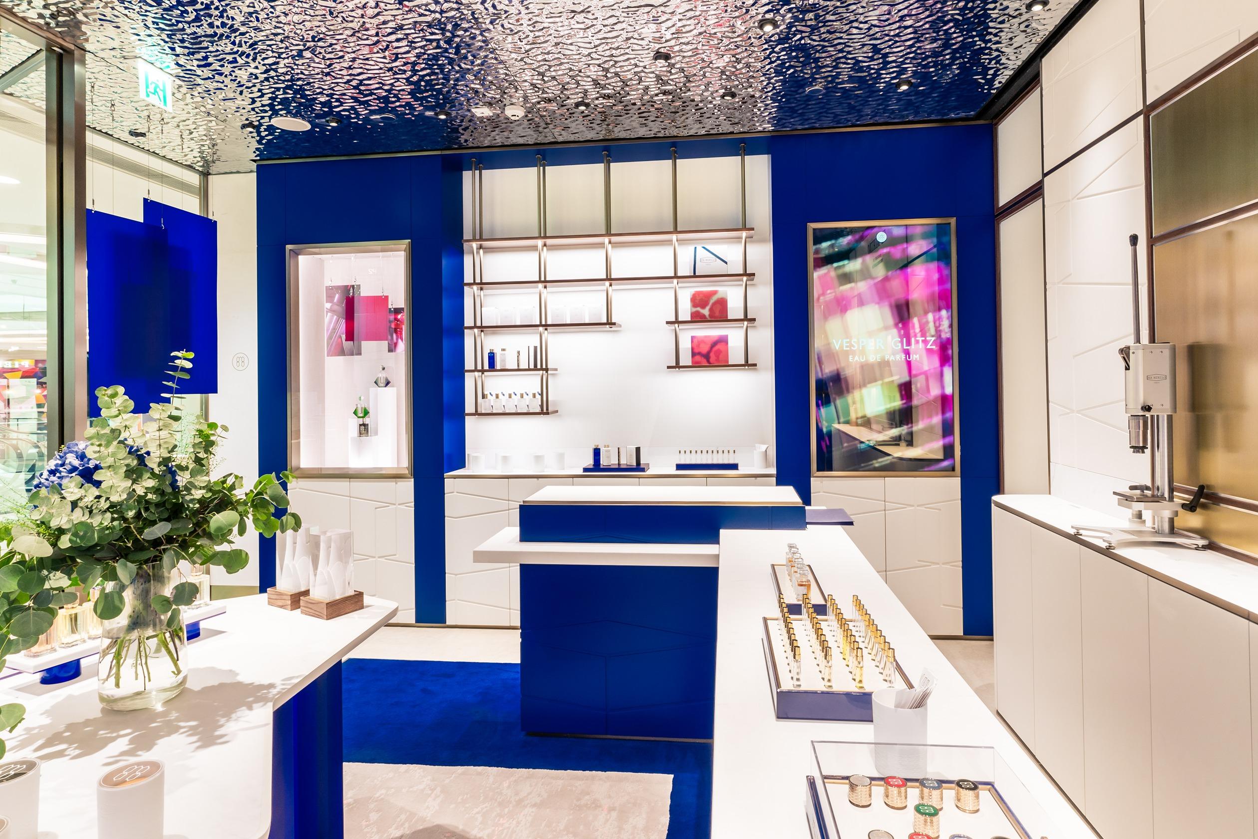 香港店面設計以白色灰泥材質與EX NIHILO標誌的293號藍色形成鮮明對比,鏡面天花靈感來自維港。