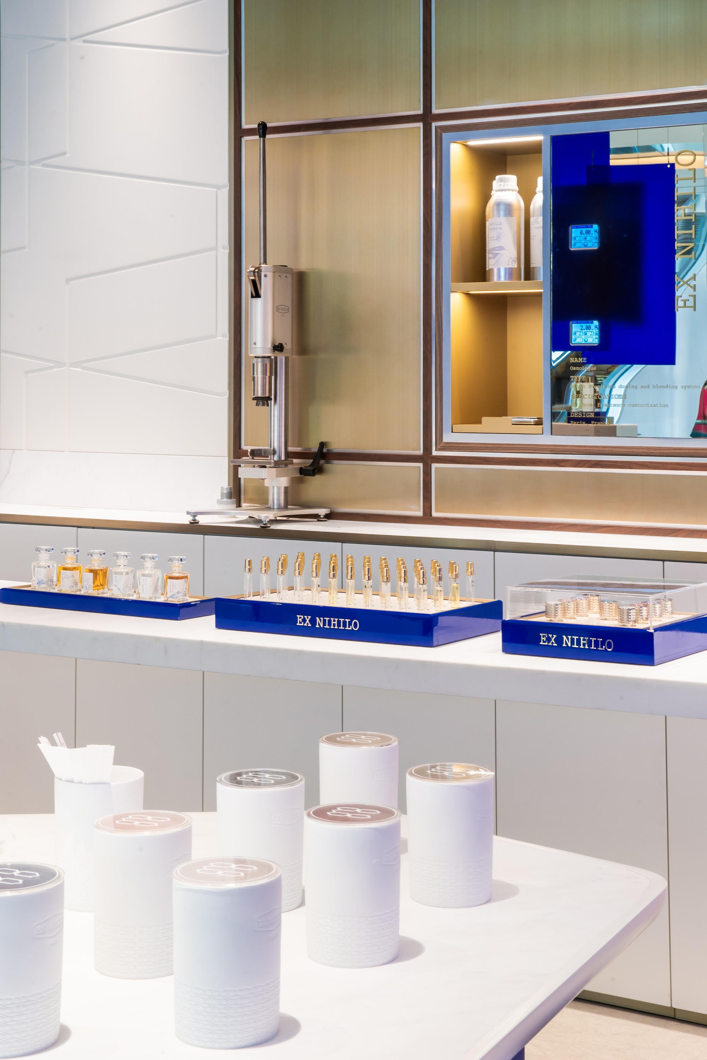 香港店面設計以白色灰泥材質與EX NIHILO標誌的293號藍色形成鮮明對比,鏡面天花靈感來自維港。