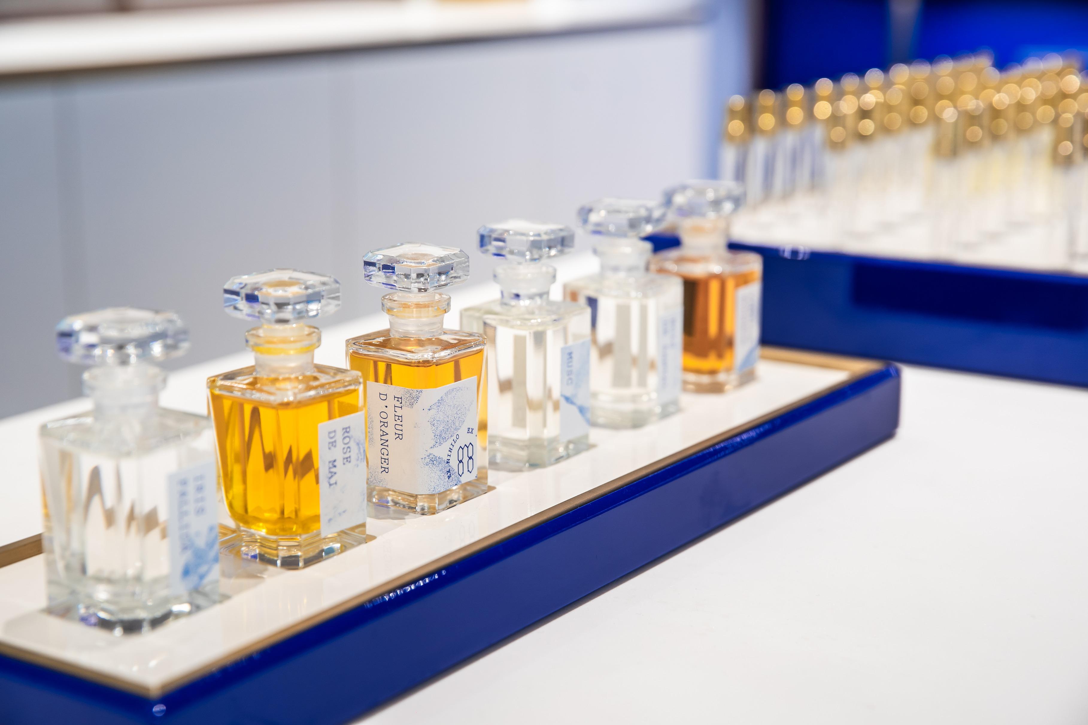 香港店面設計以白色灰泥材質與EX NIHILO標誌的293號藍色形成鮮明對比,鏡面天花靈感來自維港。