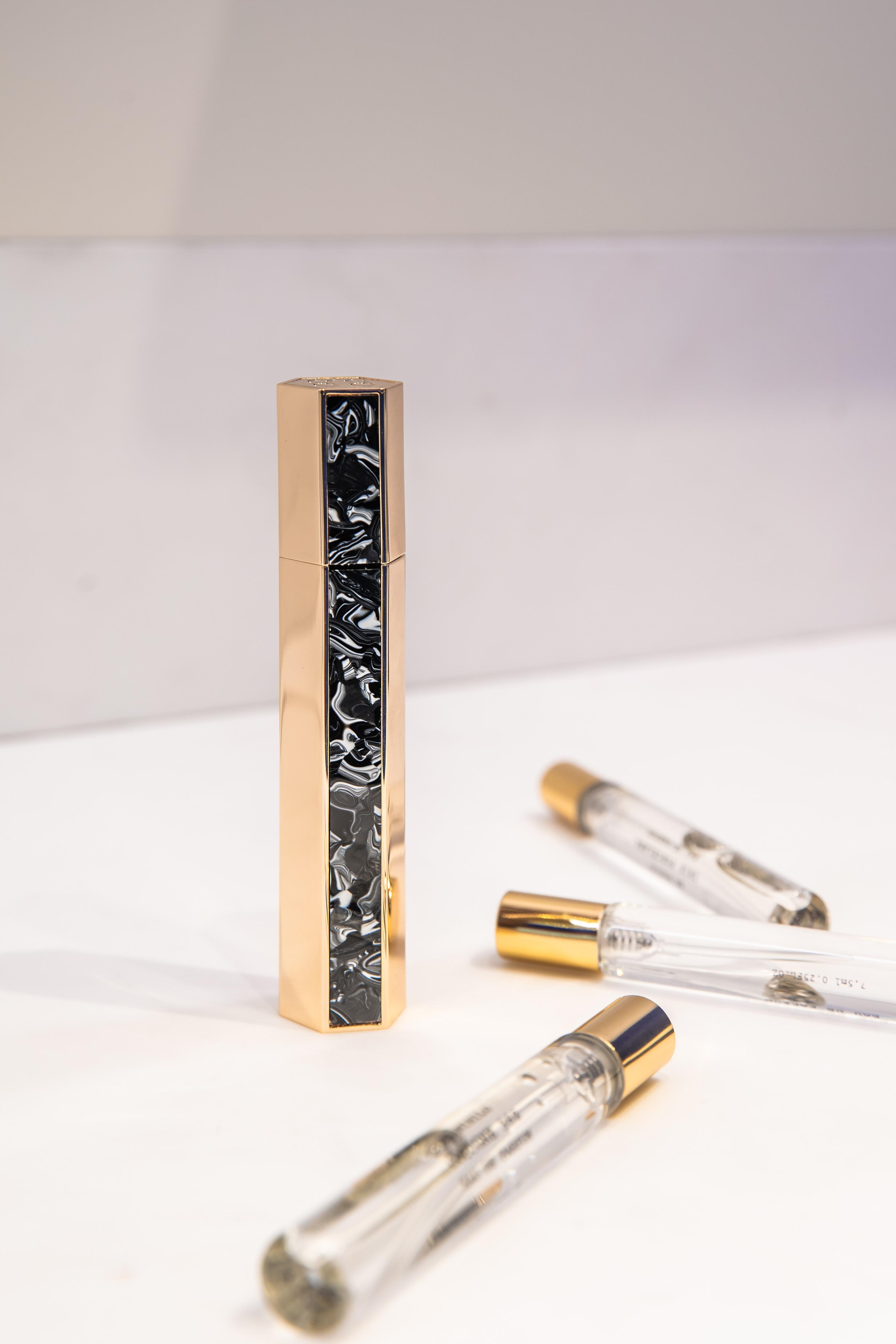 香港店面設計以白色灰泥材質與EX NIHILO標誌的293號藍色形成鮮明對比,鏡面天花靈感來自維港。