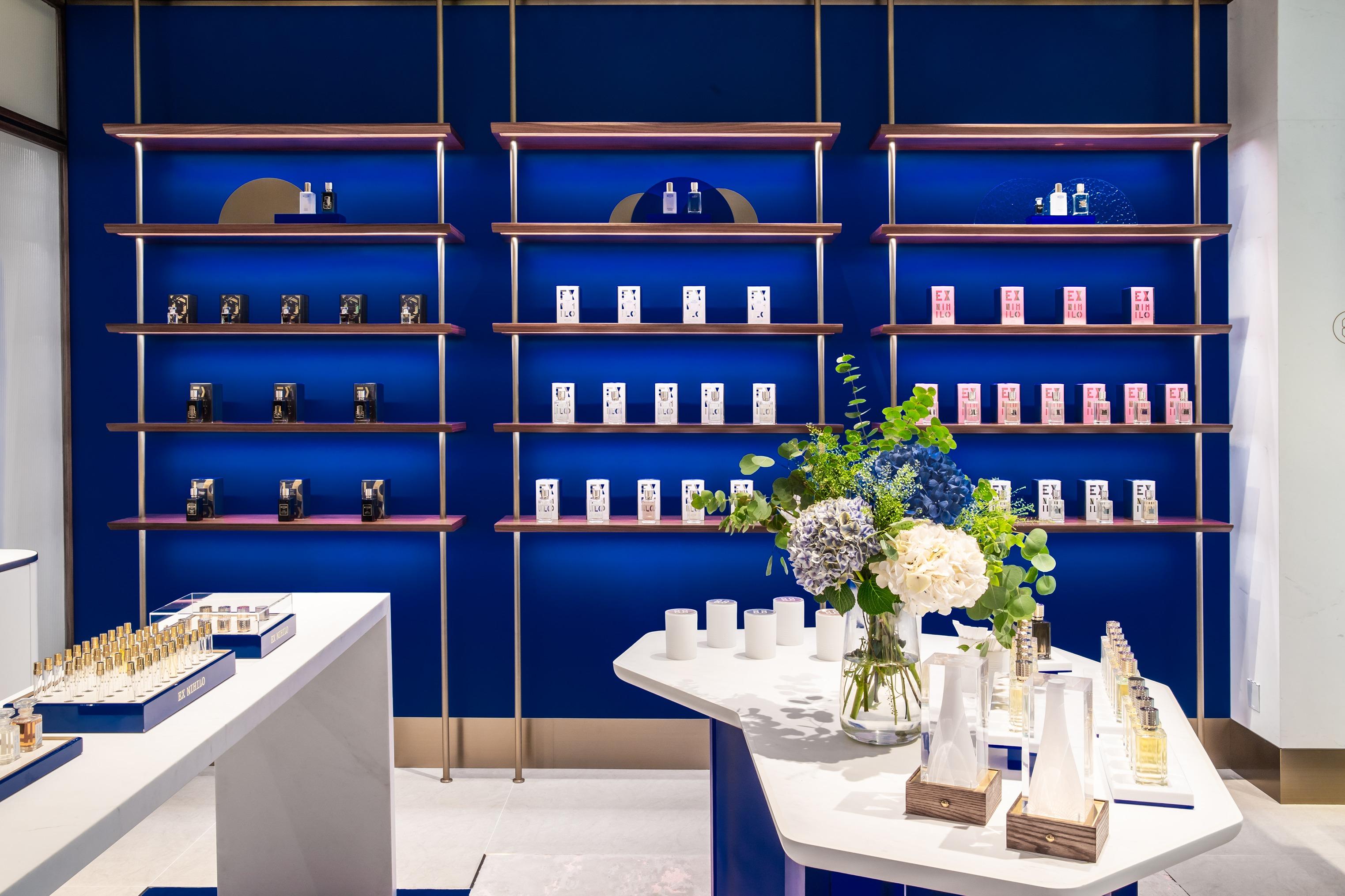 香港店面設計以白色灰泥材質與EX NIHILO標誌的293號藍色形成鮮明對比,鏡面天花靈感來自維港。