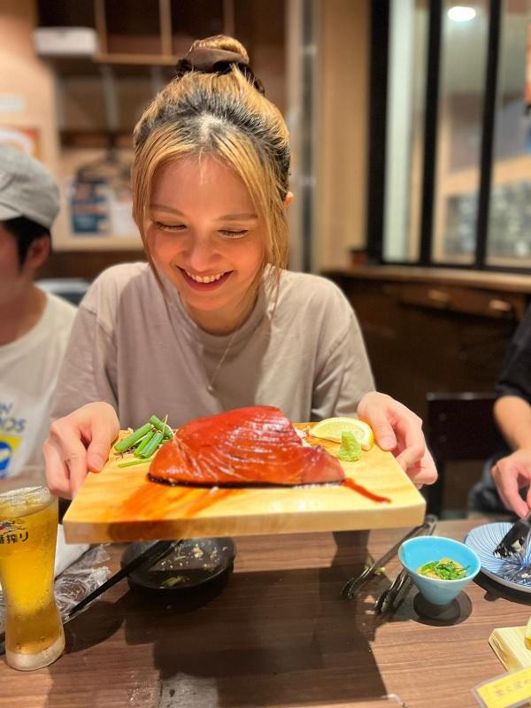 黃妍於東京完成《4891》展覽後,四處遊覽品嘗美食。