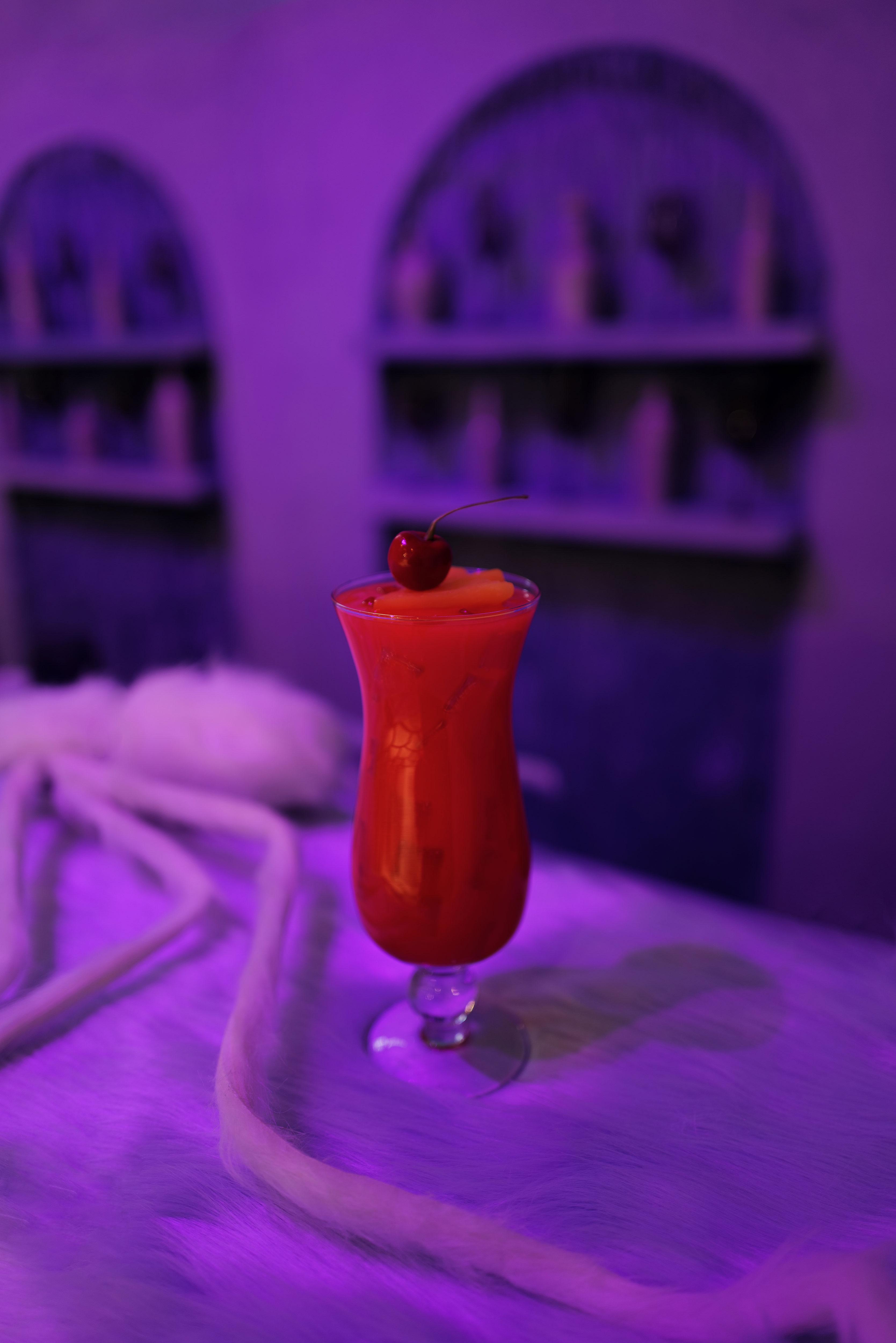 D2 Place以女巫的毛皮為設計靈感,打造神秘迷人的MOMO BAR。