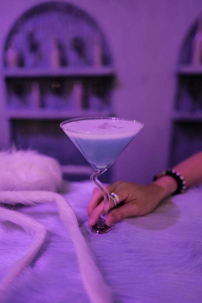 D2 Place以女巫的毛皮為設計靈感,打造神秘迷人的MOMO BAR。