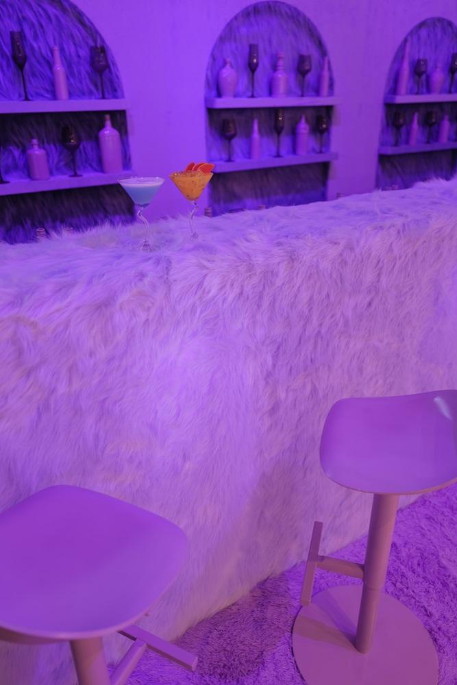 D2 Place以女巫的毛皮為設計靈感,打造神秘迷人的MOMO BAR。