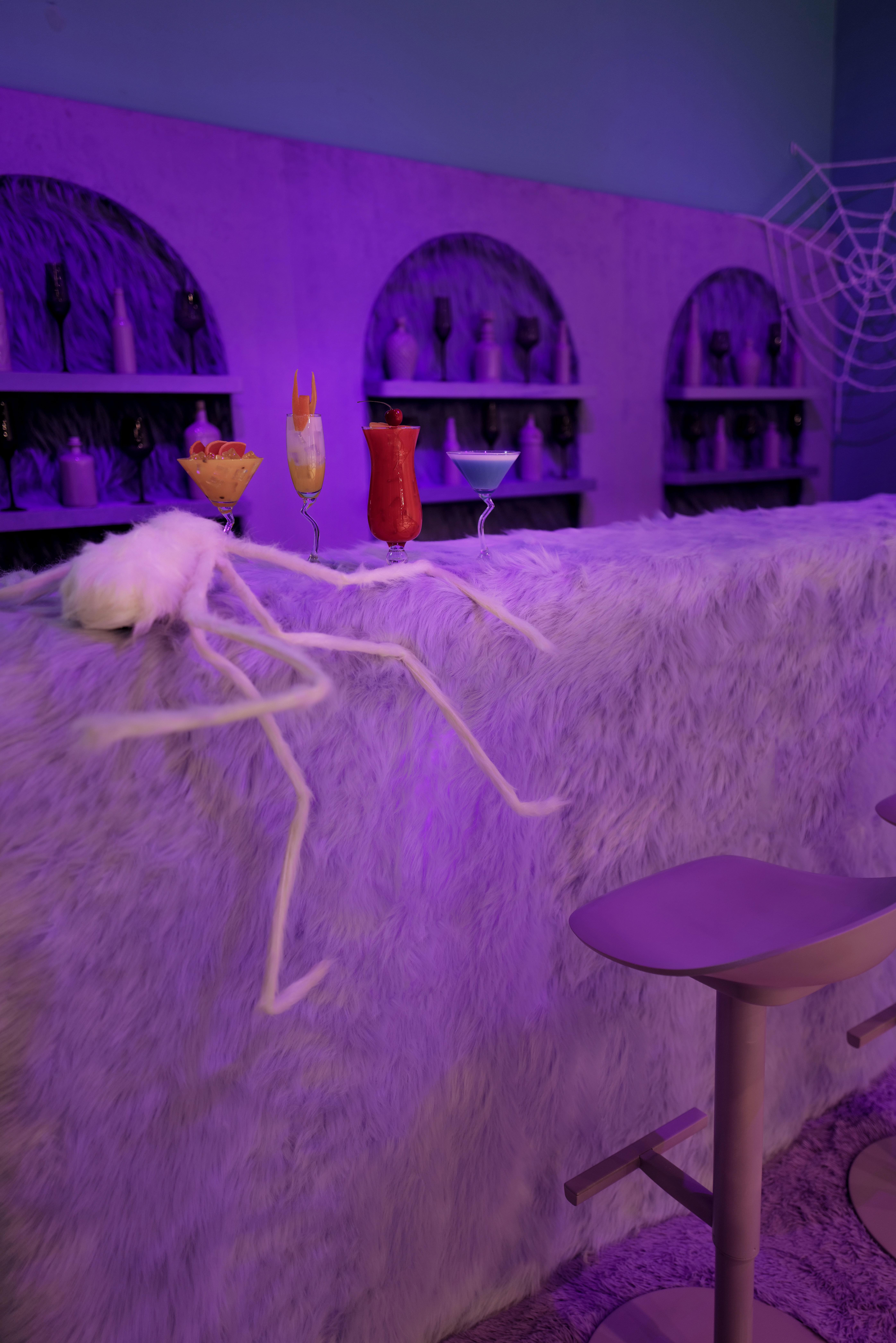 D2 Place以女巫的毛皮為設計靈感,打造神秘迷人的MOMO BAR。