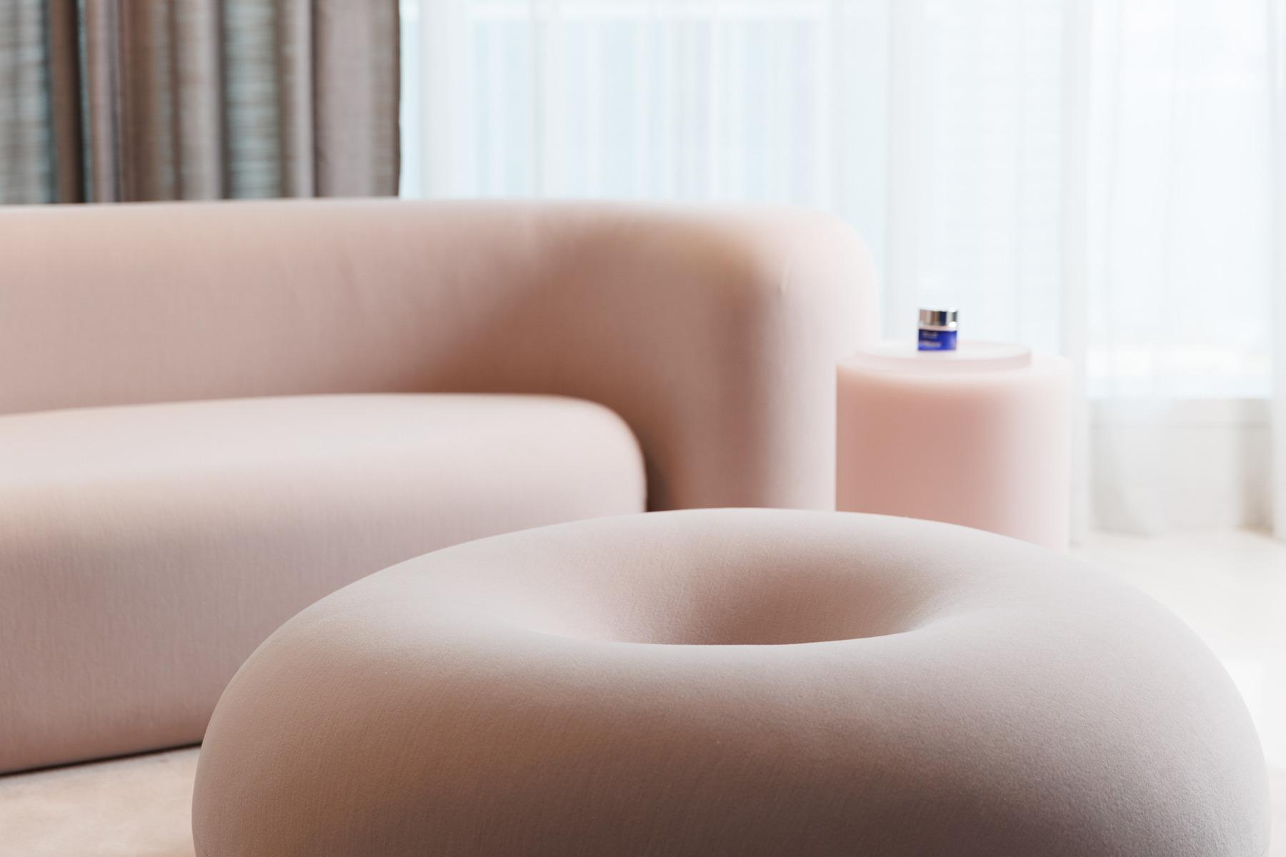 The Cobalt Café展出當代藝術家Sabine Marcelis的獨家設計家具。