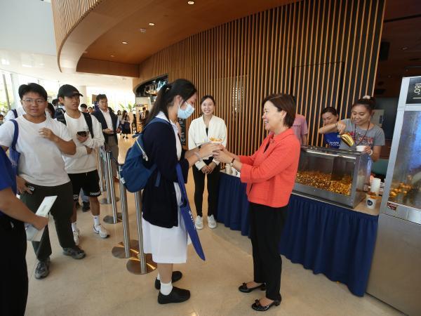 校長葉玉如向同學派發爆谷。(科大提供)