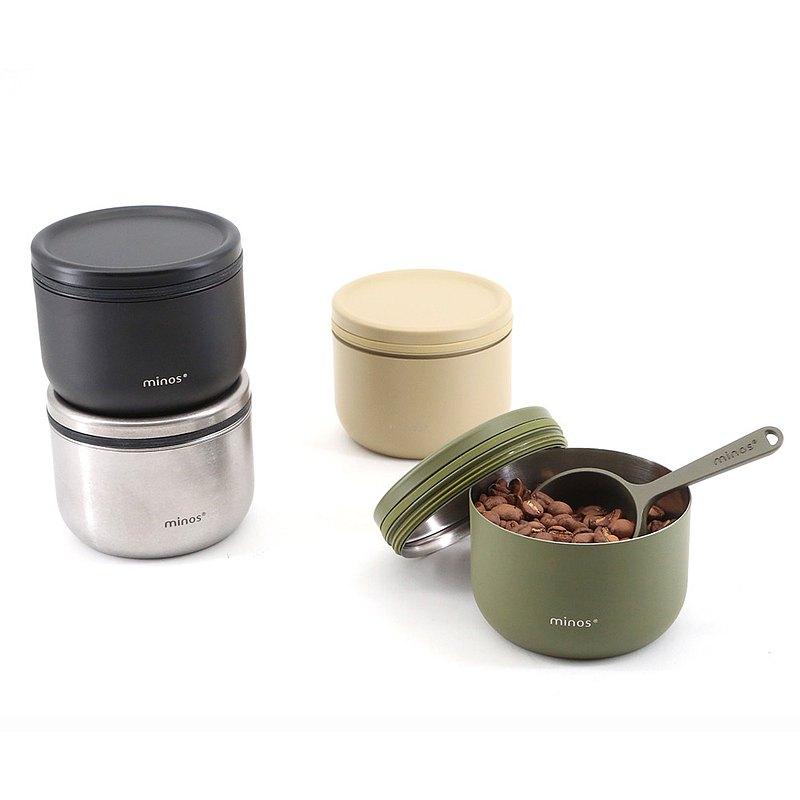 Minos儲豆罐HK$149|專為戶外或短途輕旅設計,小巧精緻僅成人手掌大小,可承載60g物品,保證旅途期間能妥善保存咖啡豆。罐身以不銹鋼材質設計,蓋環則以矽膠密封圈製造,極簡圓弧設計,既實用又美觀!