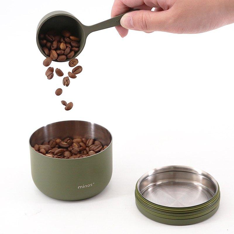 Minos儲豆罐HK$149|專為戶外或短途輕旅設計,小巧精緻僅成人手掌大小,可承載60g物品,保證旅途期間能妥善保存咖啡豆。罐身以不銹鋼材質設計,蓋環則以矽膠密封圈製造,極簡圓弧設計,既實用又美觀!