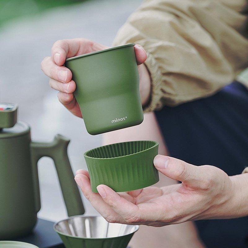 Minos戶外杯HK$129|不銹鋼杯身配搭防燙防滑矽膠套,上寬下窄設計方便收納,杯子更可以多重堆疊,適用於手沖或掛耳沖泡咖啡,可盛 載一至二人份飲料。