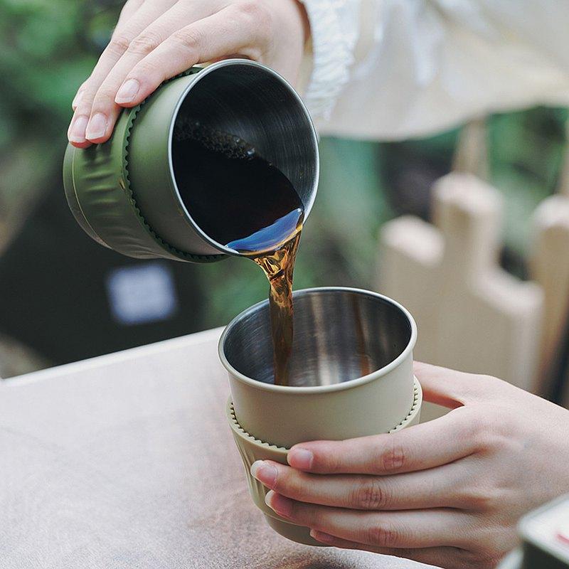 Minos戶外杯HK$129|不銹鋼杯身配搭防燙防滑矽膠套,上寬下窄設計方便收納,杯子更可以多重堆疊,適用於手沖或掛耳沖泡咖啡,可盛 載一至二人份飲料。