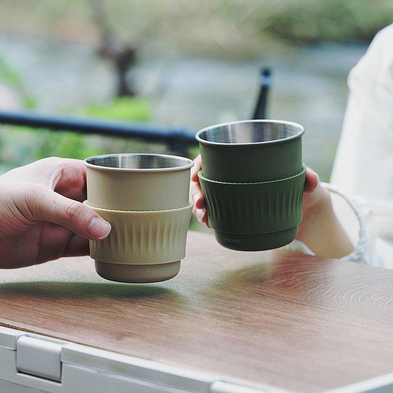 Minos戶外杯HK$129|不銹鋼杯身配搭防燙防滑矽膠套,上寬下窄設計方便收納,杯子更可以多重堆疊,適用於手沖或掛耳沖泡咖啡,可盛 載一至二人份飲料。