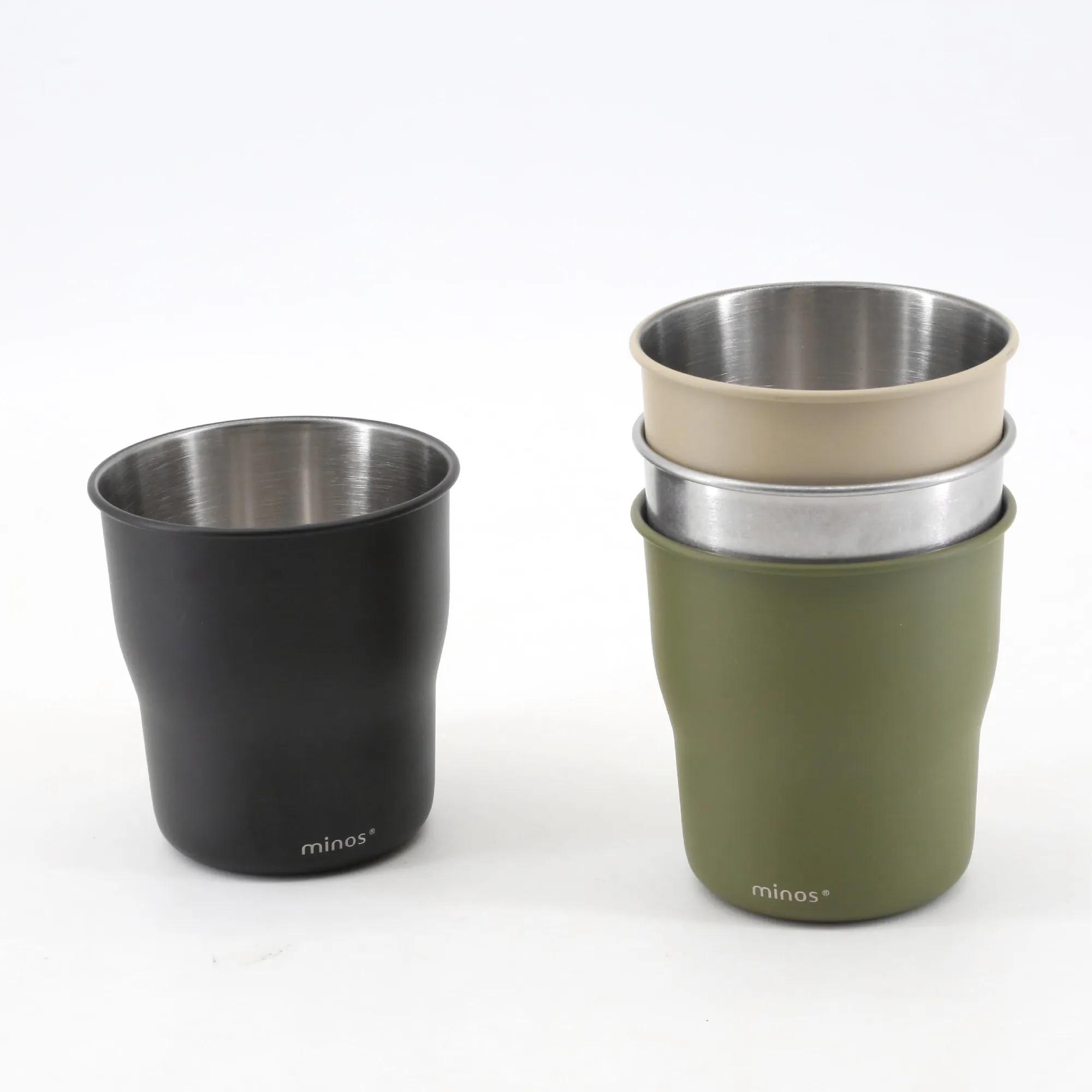 Minos戶外杯HK$129|不銹鋼杯身配搭防燙防滑矽膠套,上寬下窄設計方便收納,杯子更可以多重堆疊,適用於手沖或掛耳沖泡咖啡,可盛 載一至二人份飲料。