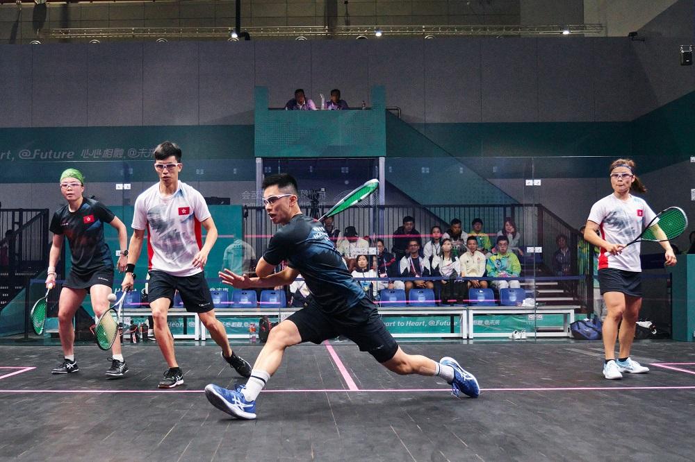香港壁球混雙組合湯芷穎與鄧銘漮在八強對隊友李嘉兒及黃祉謙。(港協暨奧委會圖片)
