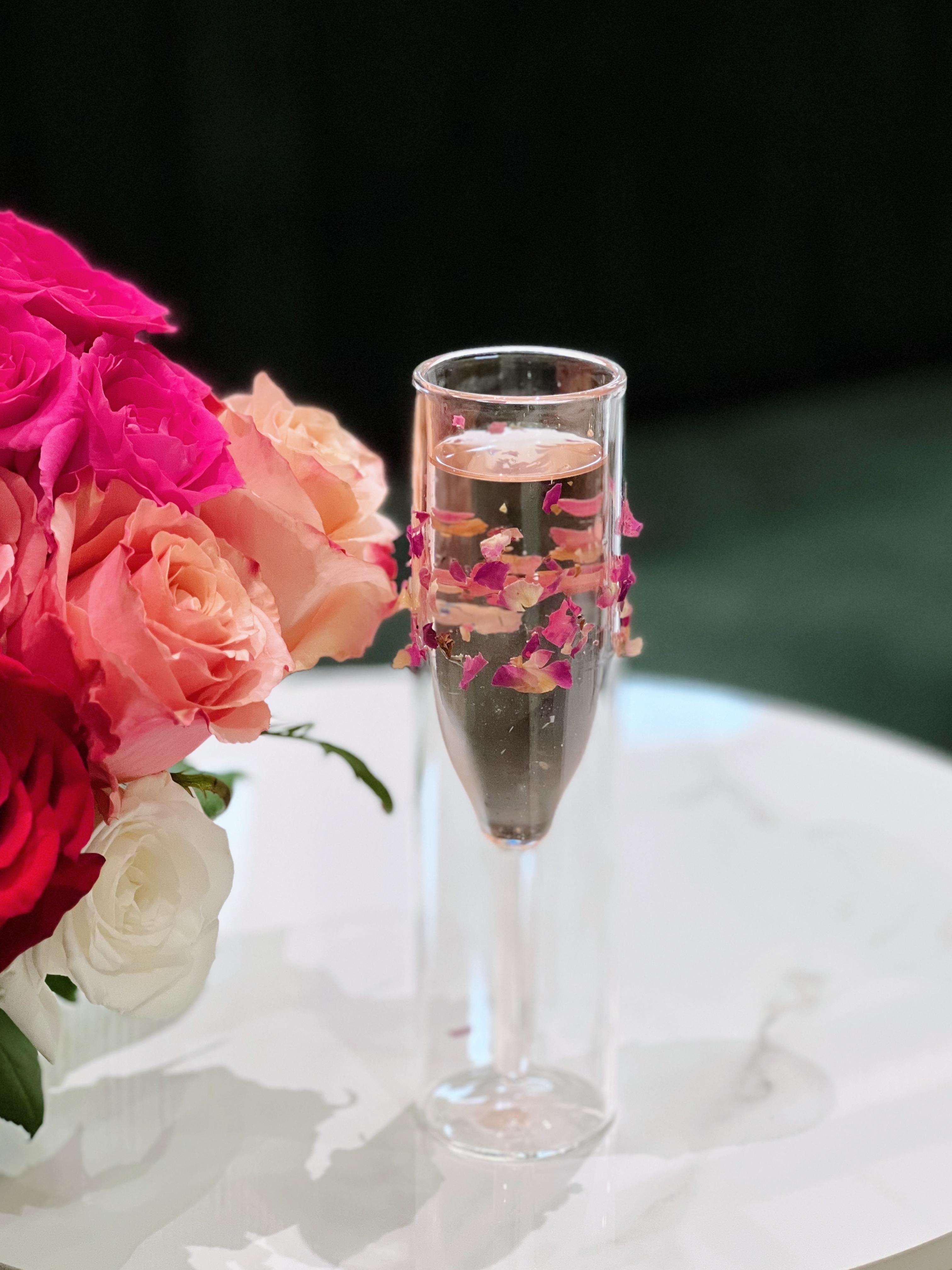 以高身玻璃杯盛着粉紅氣泡茶,杯身飾以玫瑰花瓣乾,視 覺、嗅覺、味覺全面享受粉紅玫塊的芳香清新味道。(Ombre Rose $58)