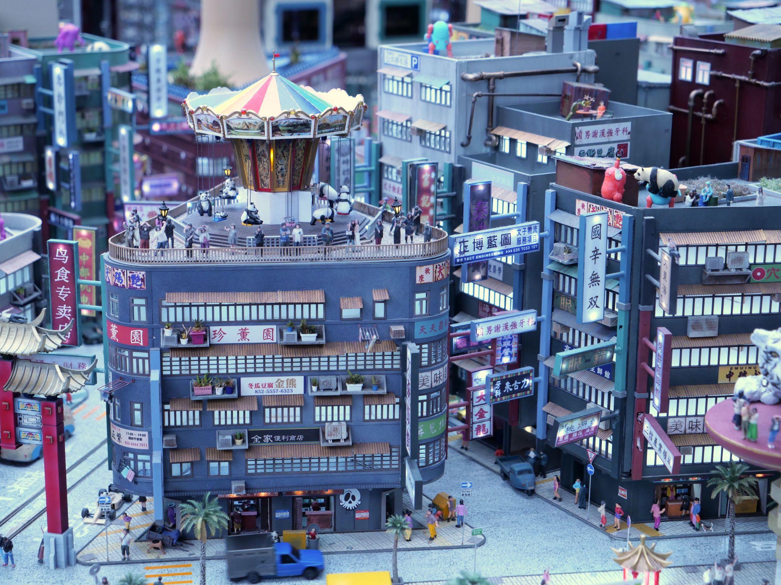 「世界小鎮」區域,可找到疑似香港九龍城寨與廟街街景。